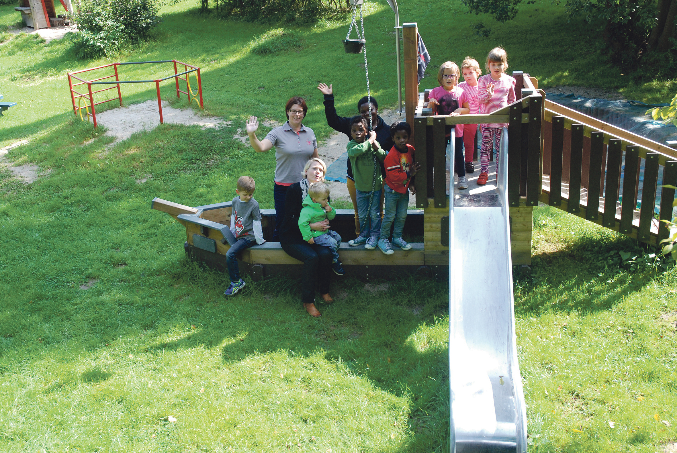 Mittendrin: Kelvin und Kelly haben mit ihrer Mutter, Claudia Warnecke, Erzieherin Helga Wilms und ihren Spielkameraden das Piratenschiff geentert.