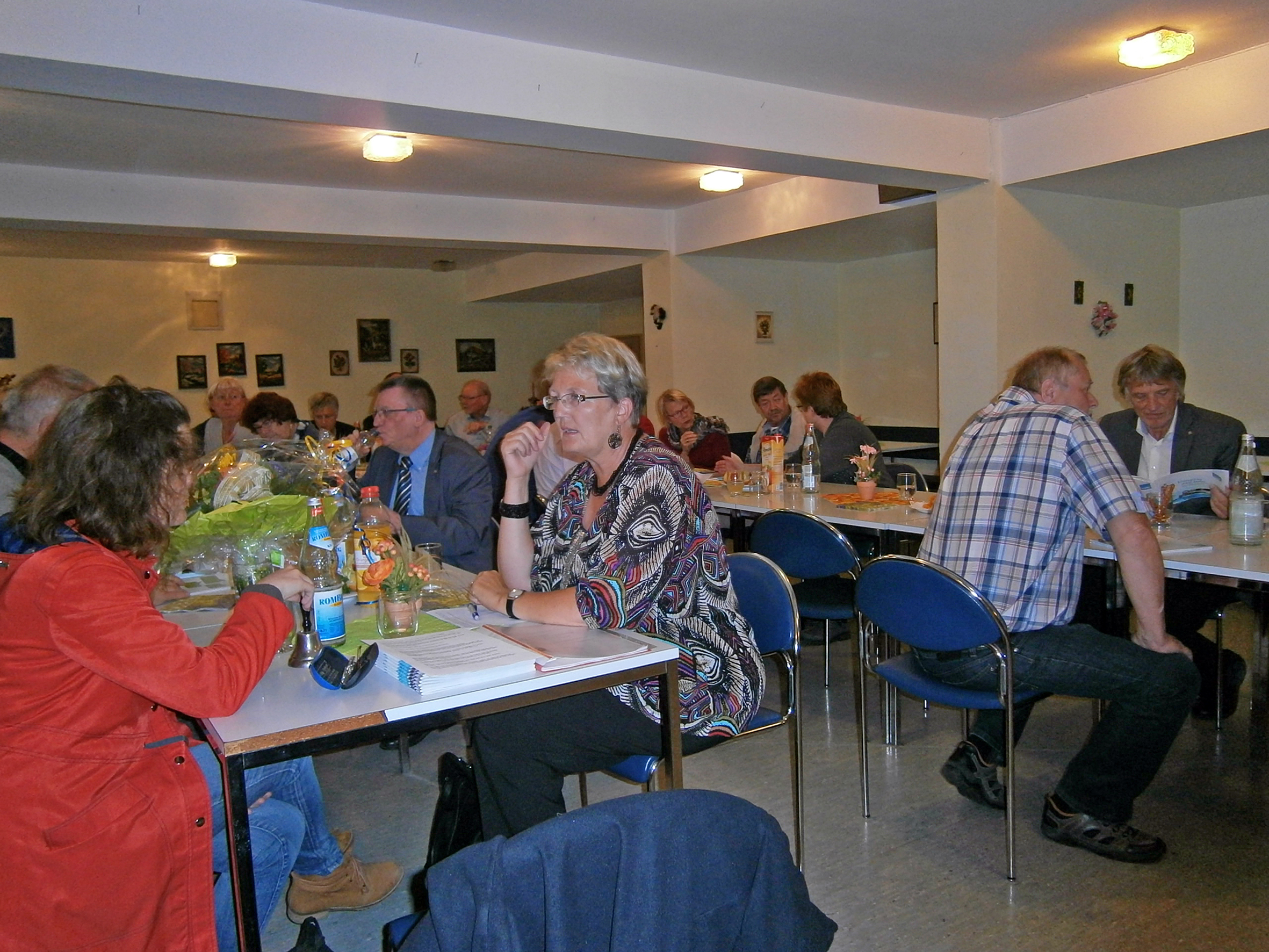 Gefeiert wurde das zweijährige Bestehen der ZWAR-Gruppe Neuasseln/Brackel am Montag. Vorgestellt wurde im Neuasselner DRK-Begegnungszentrum an der Bredowstraße auch eine Broschüre.