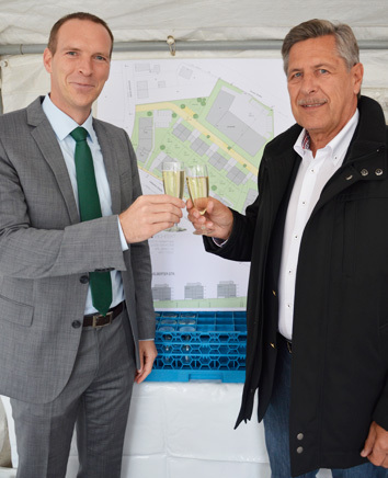 Günther Simon (rechts) von der GS-Immobilien GmbH stößt mit Bürgermeister Dr. Jan Heinisch auf die Zukunft des Dörrenhaus-Geländes an.