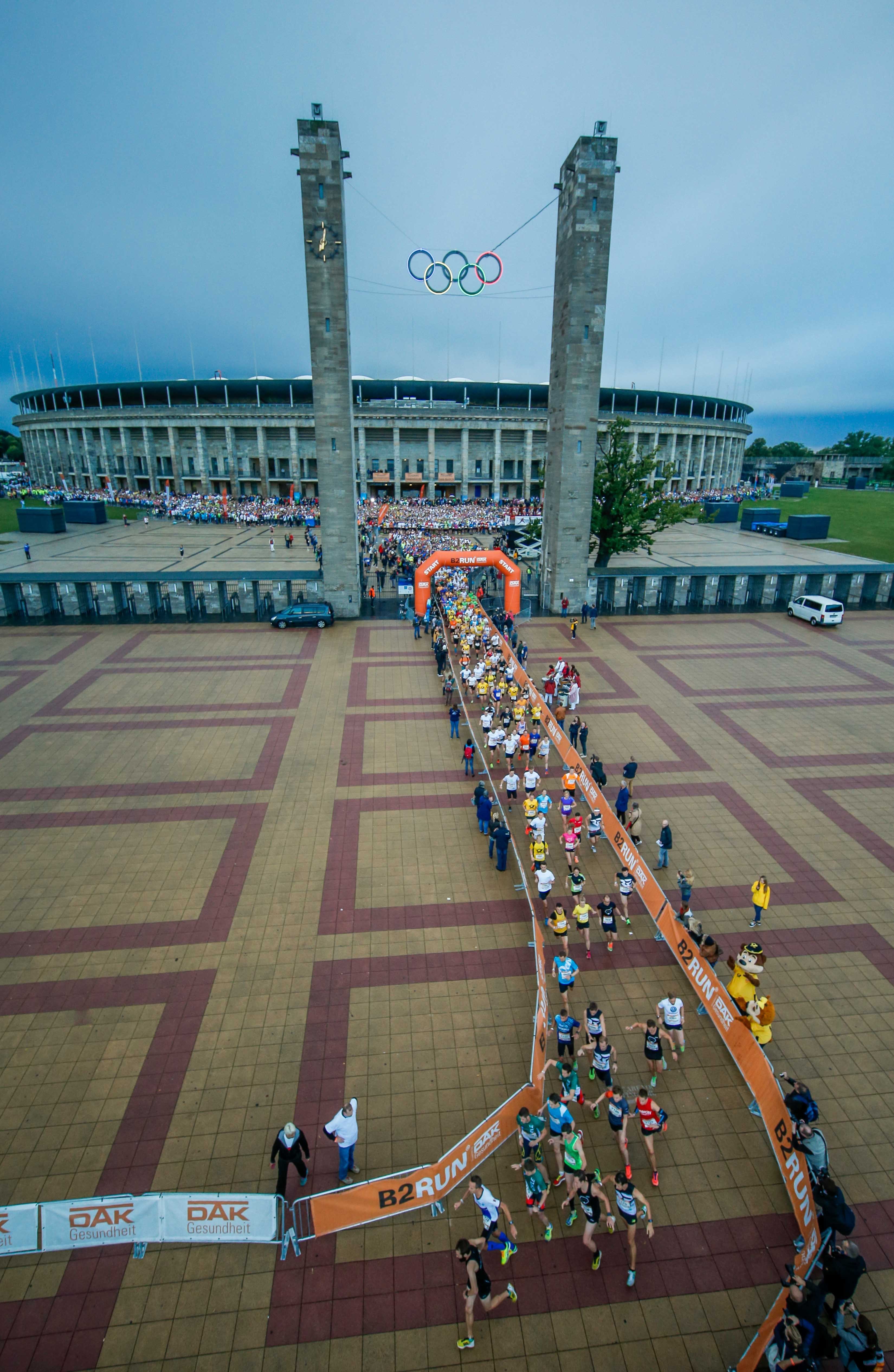 Der Start am Olympiastadion in Berlin: Rund 14000 Teilnehmer aus ganz Deutschland machten be den Firmenläufen mit.