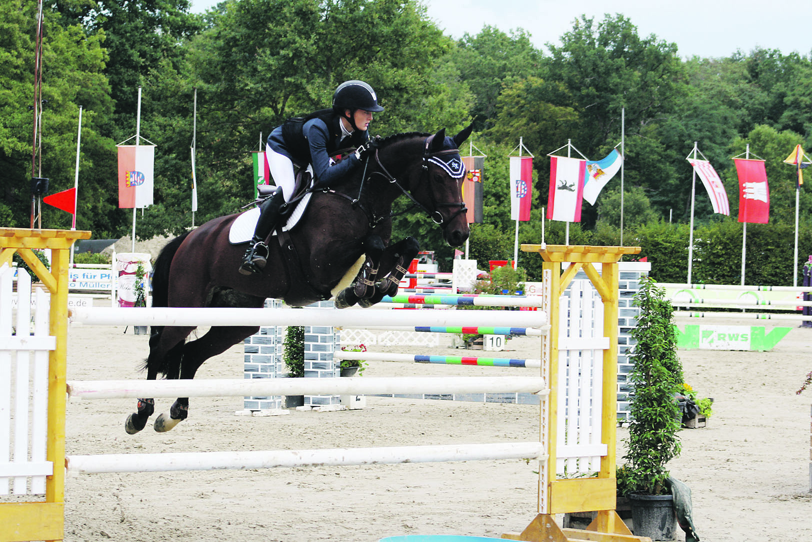 Hoch hinaus ging‘s für Laura Hetzel und Quanita bei der Deutschen Jugendmeisterschaft im Springreiten. Ross und Reiter holten Bronze.