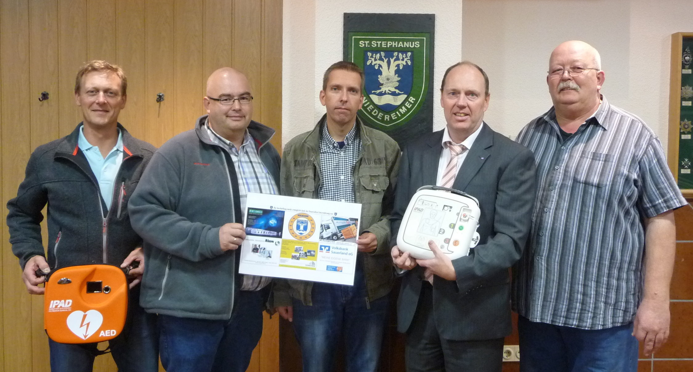 Die Übergabe des Defibrillators v.l. Ralf Ernst (Schützen), Holger Weber (Schützen), Oliver Glaremin (Schützen), Thomas Vielhaber (Volksbank Sauerland/Sponsor) und Klaus Vernholz (Vereinsring/Sponsor)
