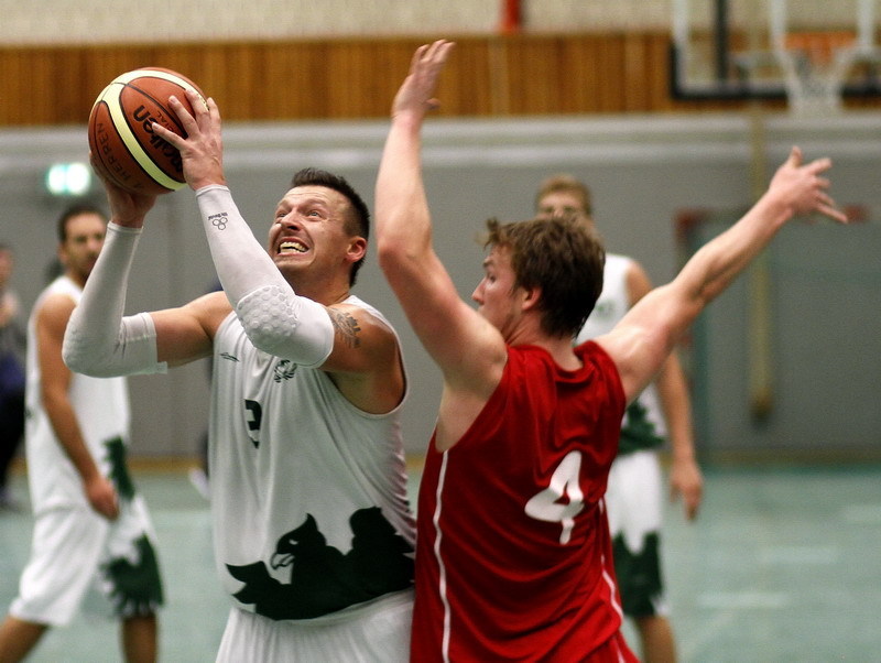 Spielertrainer Sebastian Rathjen setzt sich durch - (c) Dirk Unverferth - Powerplay-Sportfoto