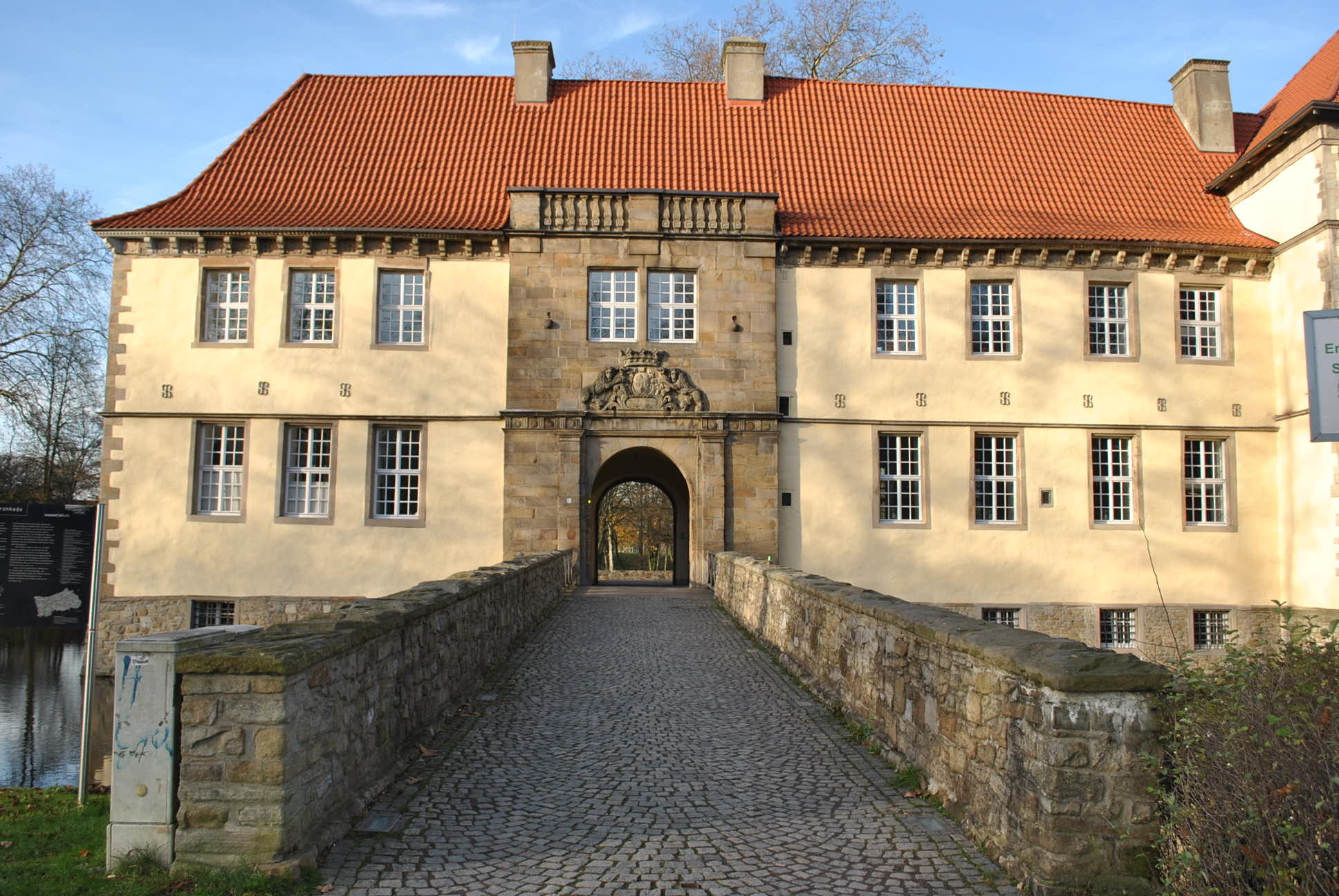 Über diese Brücke gelangen wir ins Wasserschloss Strünkede in Herne