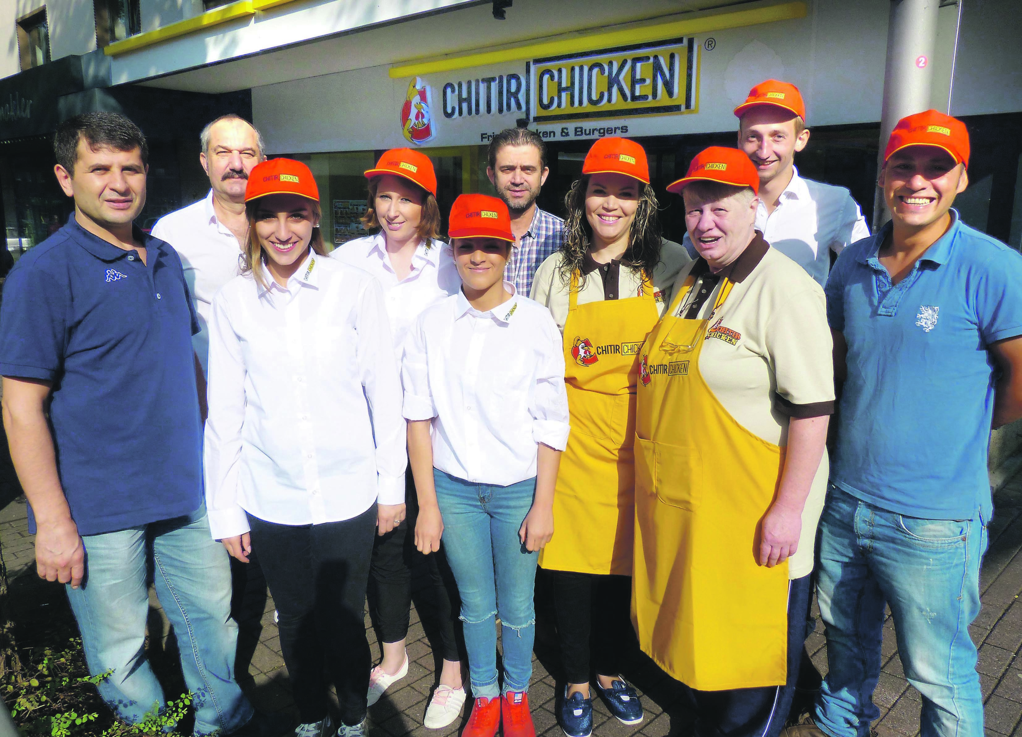 Mehmet Delifer und sein Team bewirten die Kunden in der Filiale von Chitir Chicken.