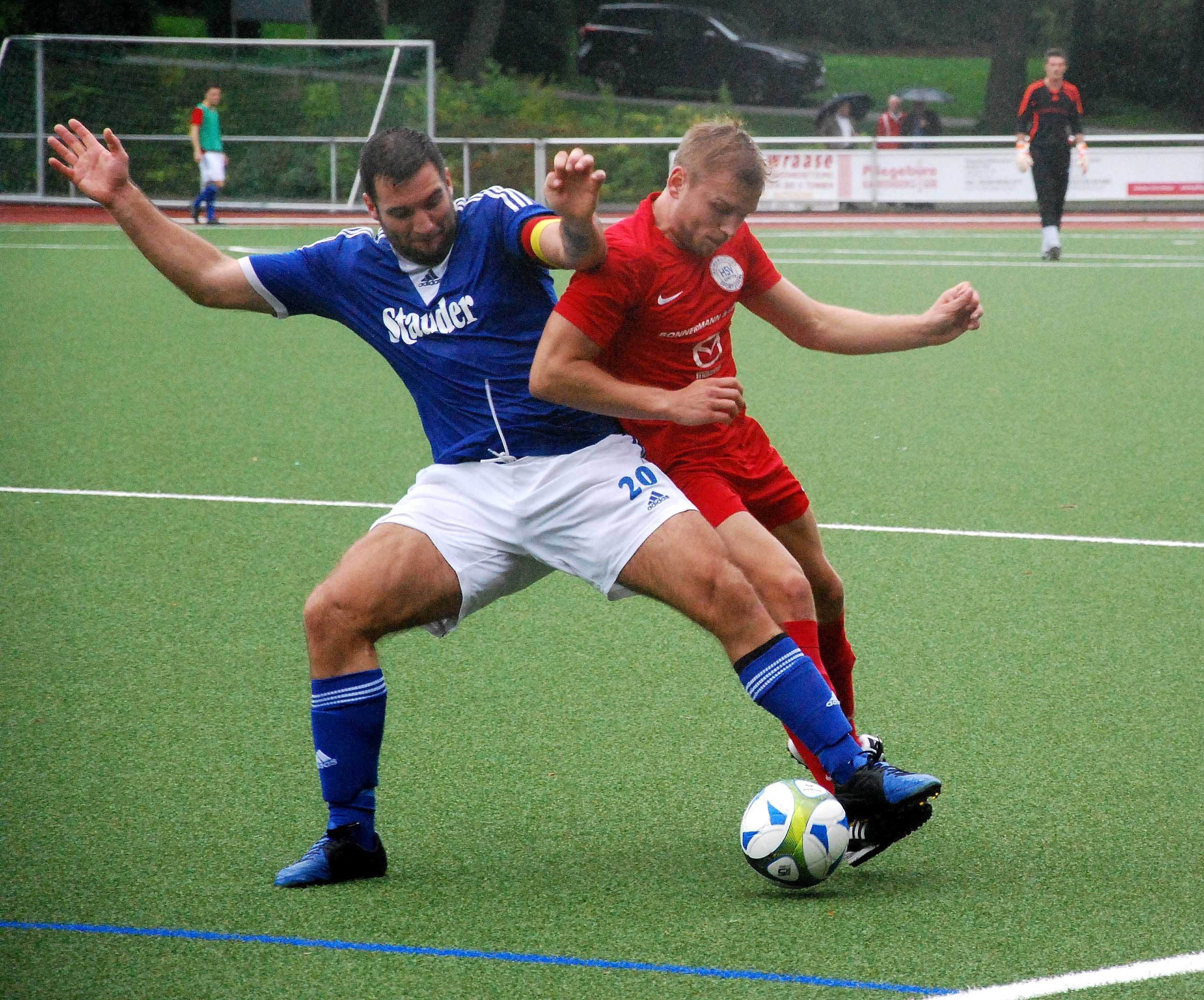 VfB-Kapitän Pascal Homberger (links) traf beim Pokalerfolg in Querenburg. FOTO: PETER MOHR