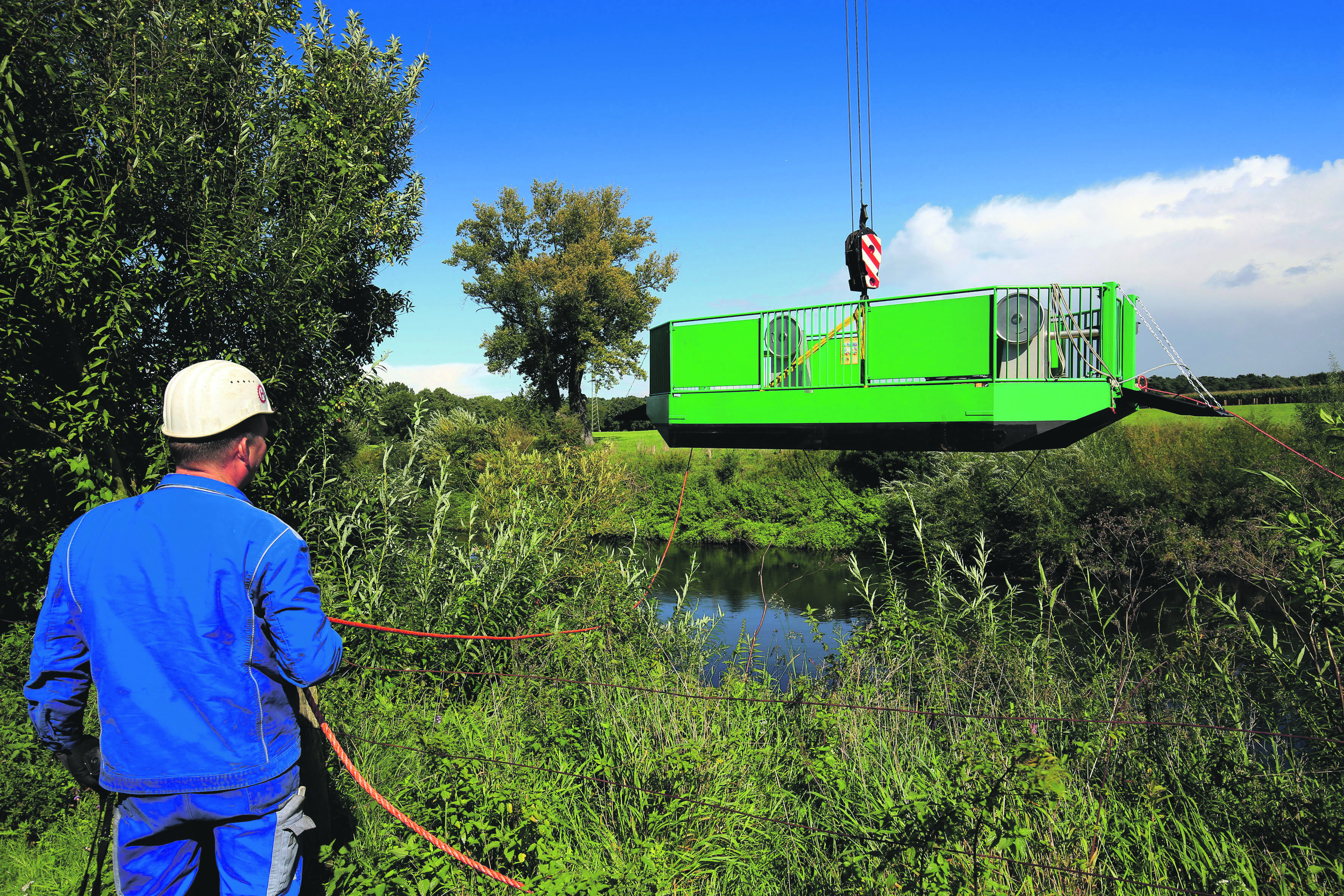 Der Lippeverband hat die neue Lippefähre in dieser Woche in Flaesheim in den Fluss gehoben.