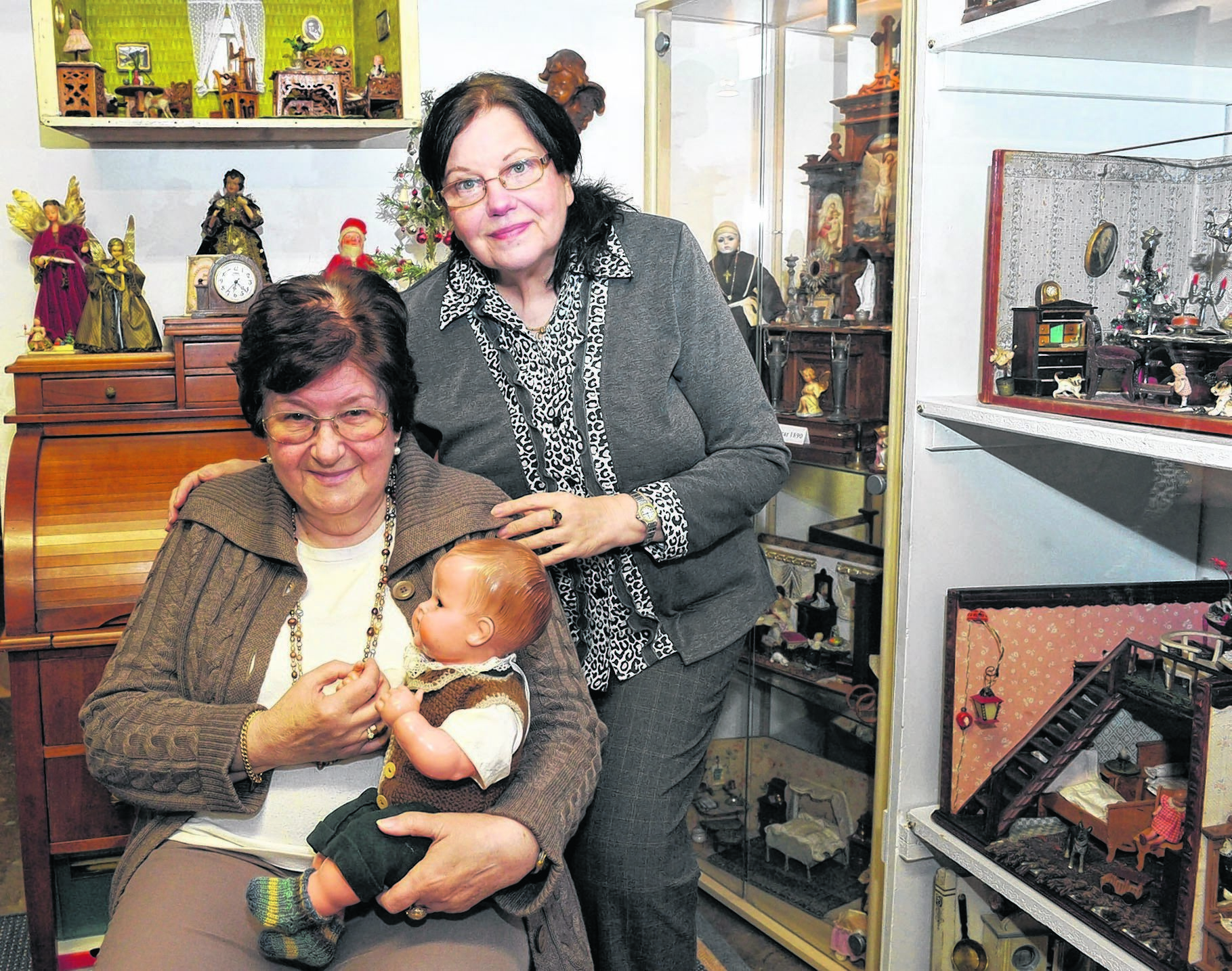 Ein „Fundstück“ im Essener Westen: das Puppen- und Spielzeugmuseum an der Kötterstraße 26 in Altendorf, betrieben von Hannelore Müller (links) und Ute Bender.