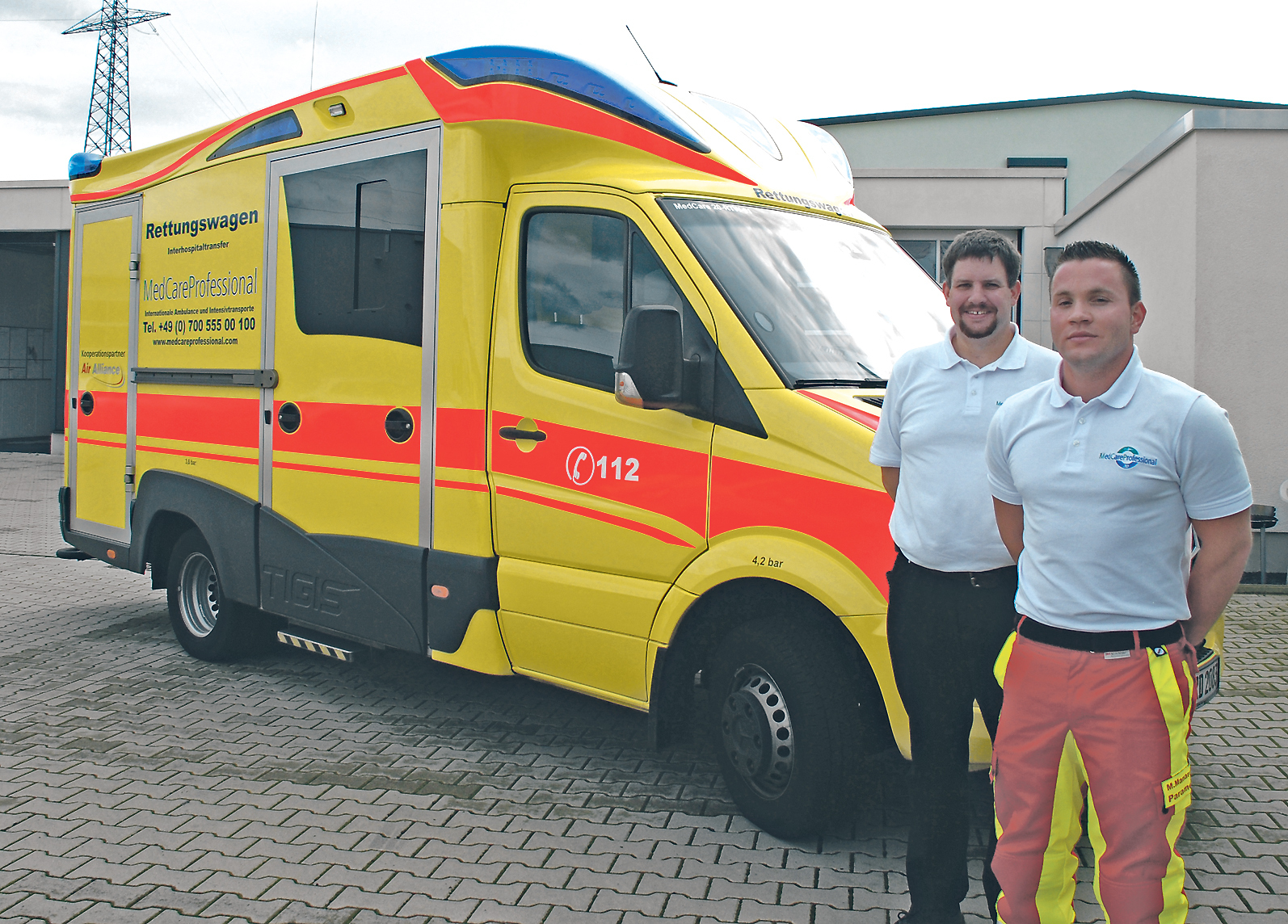 Marc Friedrich (links) und Murat Manaroglu zählen zu den Fachkräften, die an der Flüchtlings-Notunterkunft an der Talstraße in Hattingen tätig sind. Ihre Aufgabe ist es, die medizinische Versorgung der Kinder und Erwachsenen sicherzustellen, dabei kommen sie natürlich auch häufig mit den Bewohnern ins Gespräch und erfahren viel über die einzelnen Schicksale.