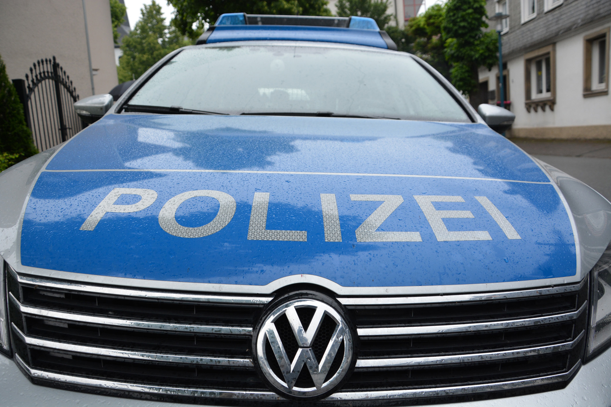 Die Polizei ist mit Kollegen der Kripo derzeit am Fundort der Leiche an der Ruhr in Arnsberg vor Ort. Foto: WA-Archiv