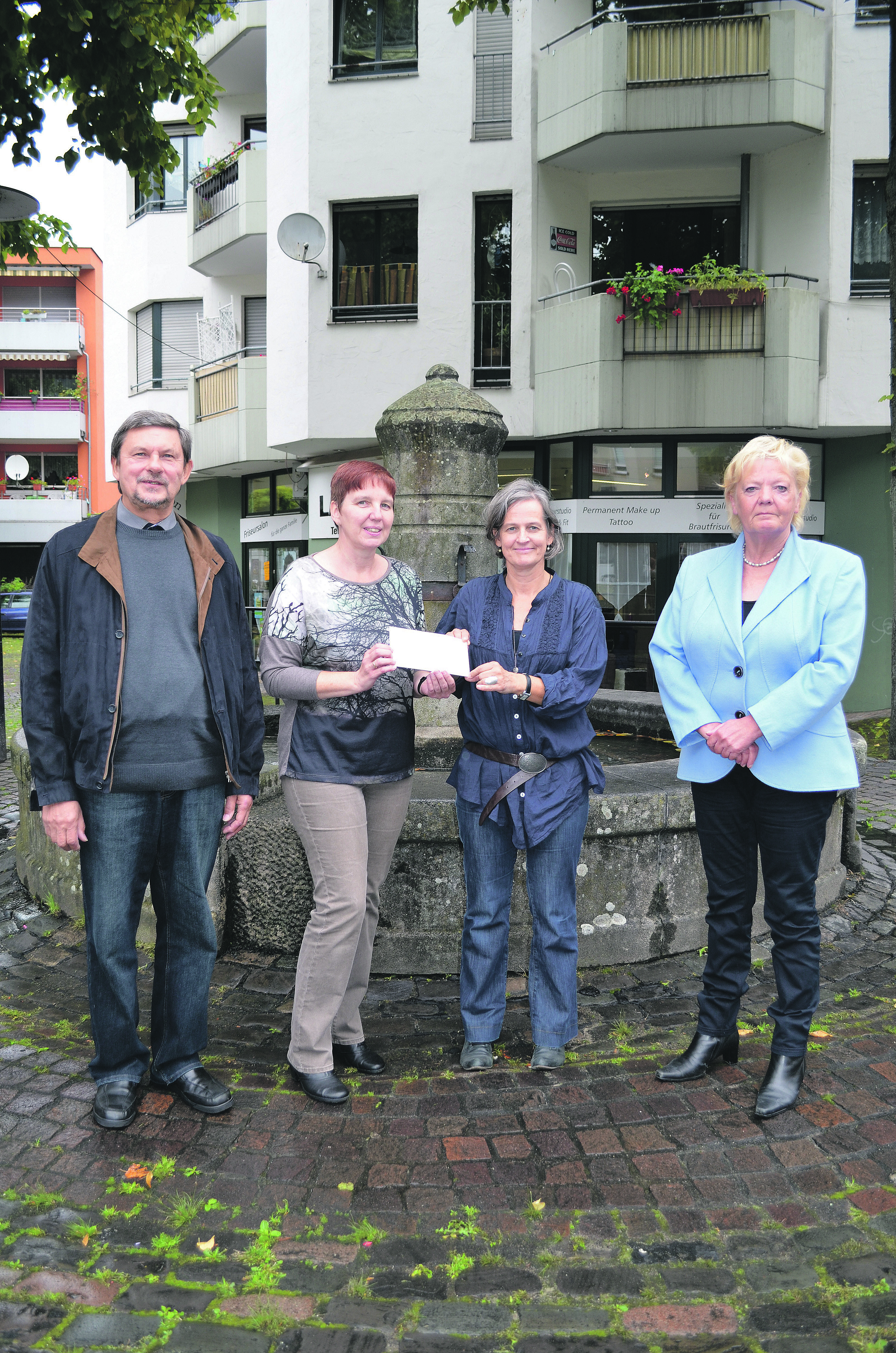 Marian Wieczorek und Petra Narberg (2.v.l.) überreichten im Beisein von Marie-Theres Konder, Vorsitzende des Freundeskreises Schloss-Spiele (r.), den Betrag an Heike Spielmann, die die Flüchtlingshilfe bei der Diakonie organisiert.