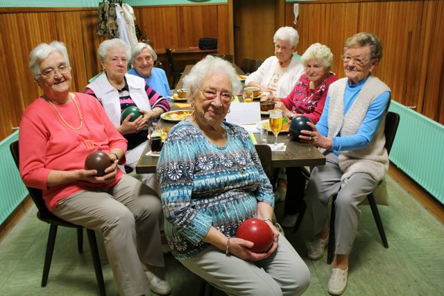 Das sind sieben der insgesamt neun Damen des Kegelclubs „Bauernfeinde. Von li. Hilde Flesch (86J.), Irmgard „Irmchen“ Maes (80J.), Anne Rißland (86J.), vorne Hildegard Breil (90 J.),re. Reihe: Ruth Marquardt (82 J.), Edith Störmer (88 J.) und Ingird Leier (78J.) .Es fehlen Anni Koss (81 J.) und Mia Nitka (88 J.). Sie nimmt eine fast einstündige Anreise mit dem Bus von Essen aus in Kauf um möglichst oft bei den Bauernfeinden dabei sein zu können.