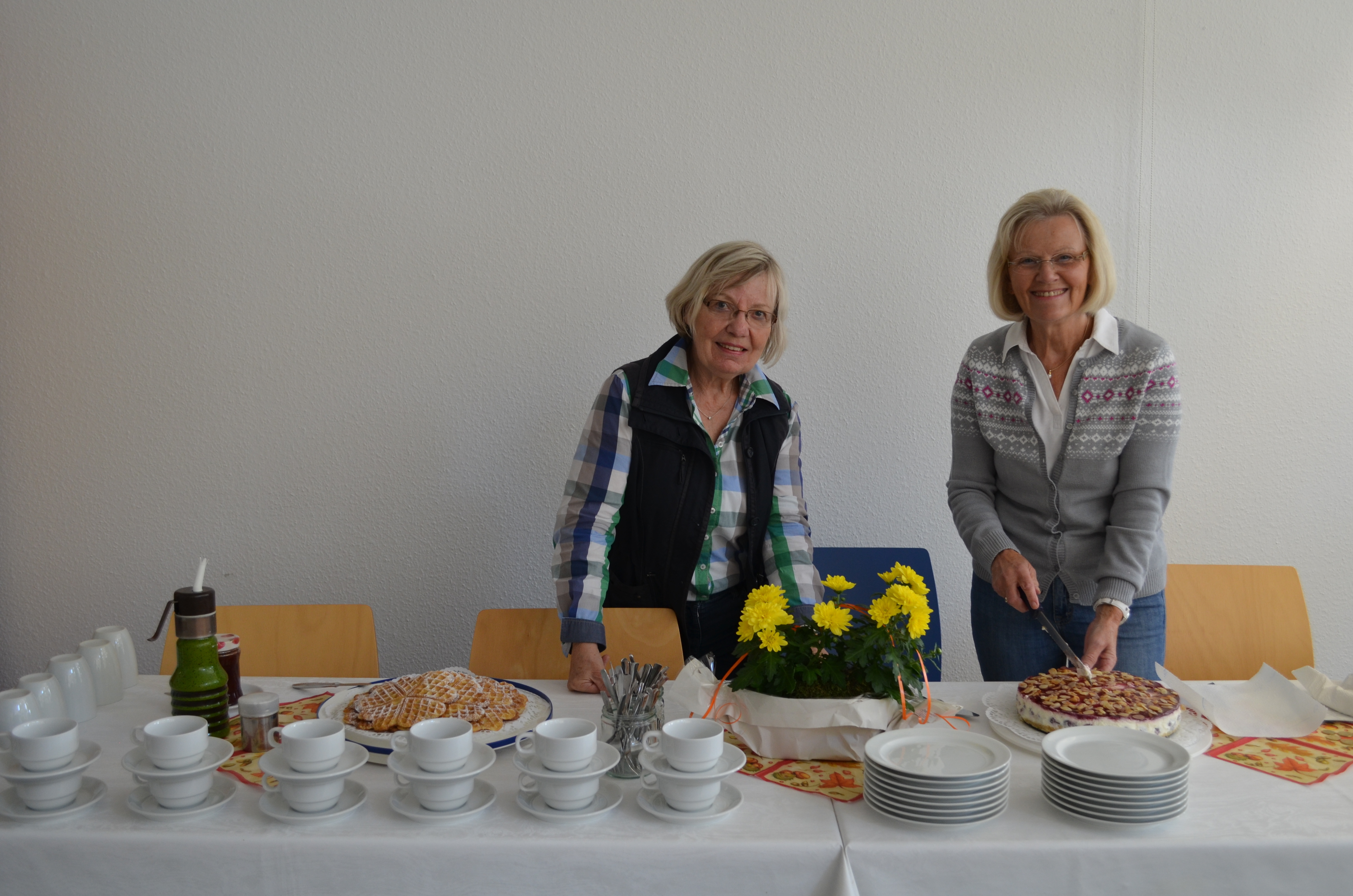 Inga Schlingemann (l.) und Irmgard Meinecke (r.) heißen ihre Besucher im Lesecafé mit Kaffee und Kuchen herzlich willkommen.