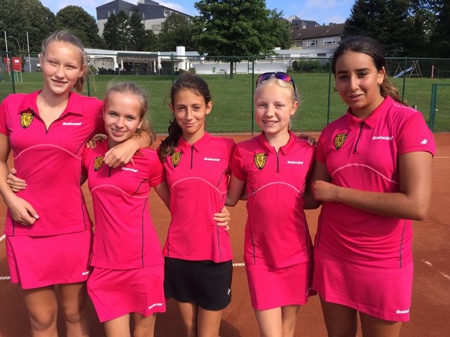 Die U 14 Mädchen gewannen alle Spiele souverän mit 5:1 und sicherten sich so den Bezirksmeistertitel. Von links nach rechts: Carlotta Möller, Lou Kortmann, Ana Soviji, Sunny Ihlo und Rania Mechbal.