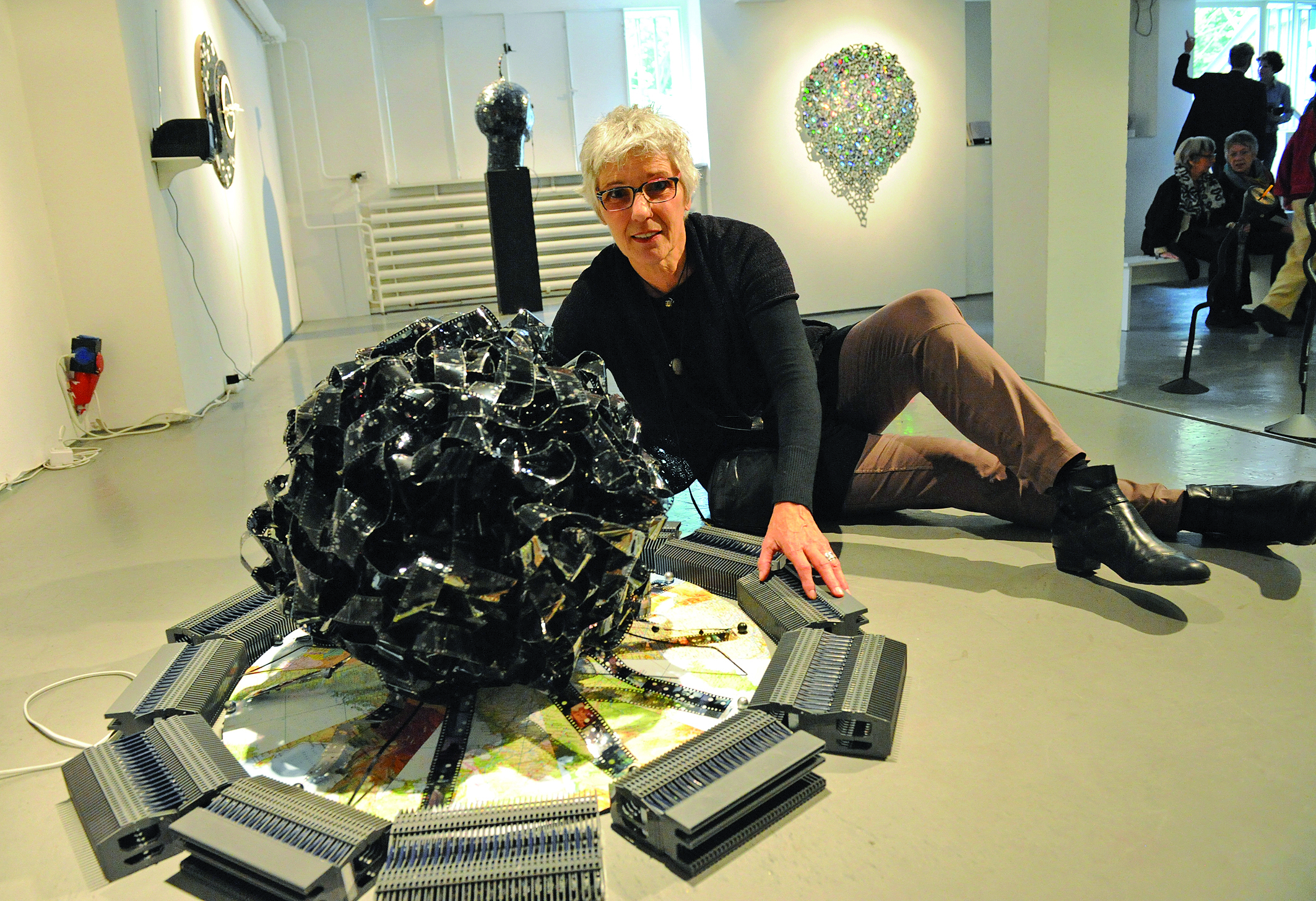 Gabriele Klages in ihrer Ausstellung „in Formation II“ in den Räumen von kunstwerden.