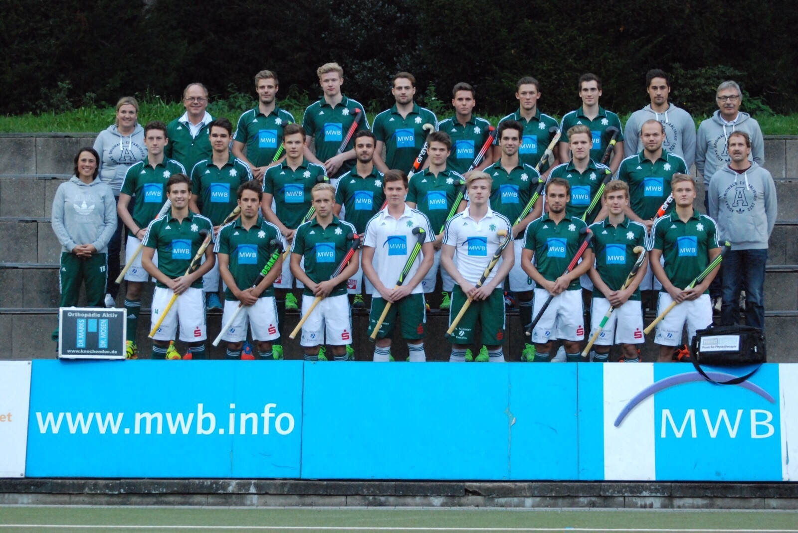 Das ist der Kader des HTC Uhlenhorst für die Feldhockey-Saison 2015/16. Ganz links Trainerin Tina Bachmann und hintere ganz rechts Manger Horst Stralkowski.