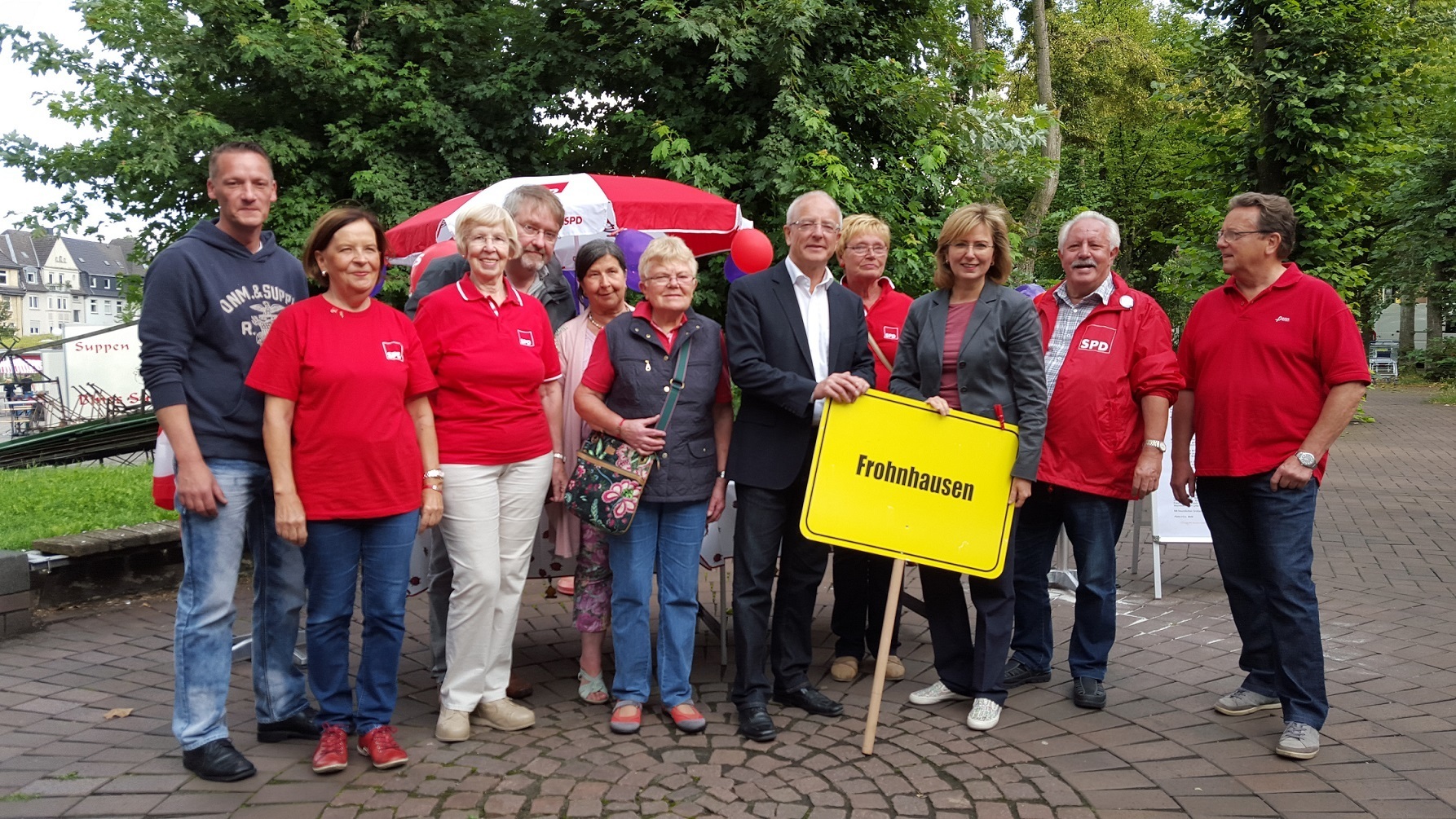 Werben für mehr Wahlbeteiligung: Frohnhauser SPD-Mitglieder mit OB Reinhard Paß und Petra Hinz, MdB