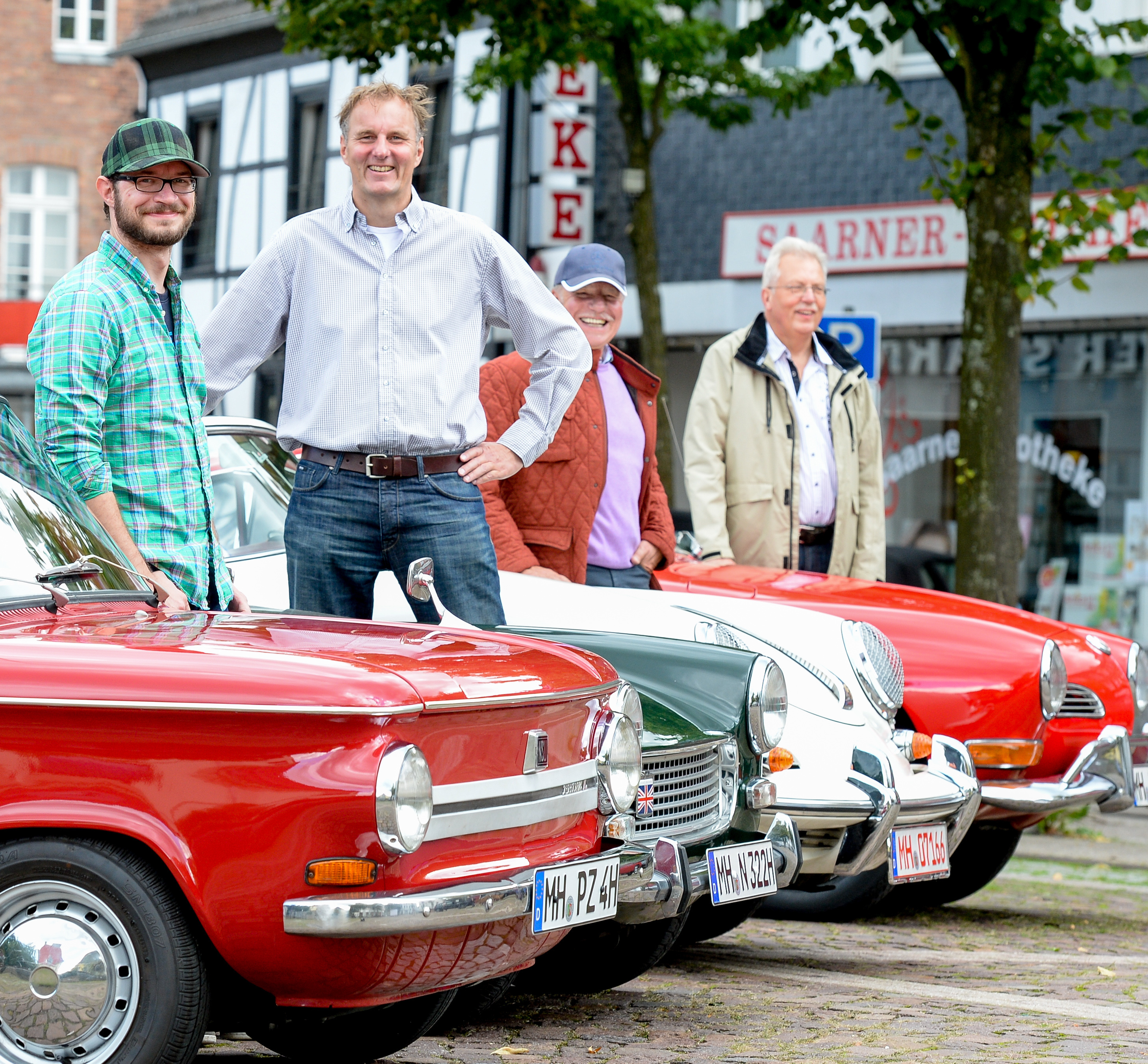 Sie sind mit dabei (v.l.): ein NSU Prinz 4L 1970, ein Austin Healey Sprite MK3 1972, ein Porsche 356 Super 90 Sportcabriolet und ein Karman Ghia Coupe 1971. Die Besitzer sind Björn Hüneburg, Christian Nierhaus, Norbert Barthel und Helmut Buldt.