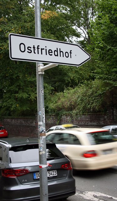 Kommt man von Süden, etwa von der B1, findet sich ein weiteres Hinweisschild auf der Von-der-Goltz-Straße.