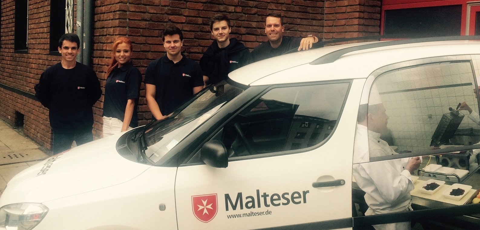 Wollen in ihrem FSJ im Menüservice bei den Essener Maltesern wertvolle Erfahrungen sammeln: (v.l.) Marvin Weise, Gülsen Senyürk, Manuel Krafzik und Lucas Müller mit Geschäftsführer Sebastian Spies.