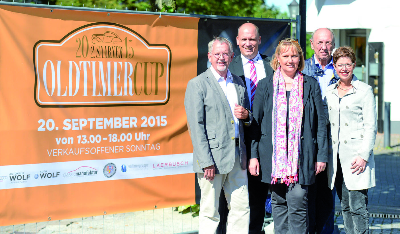 Das Organisatoren-Team: (v.l.) Hartmut Mäurer, Tom Veltman (Verkaufsleiter Auto Wolf), Margit Schettler (Geschäftsführerin der Werbegemeinschaft Saarn), Klaus Bierhoff, Birte Jess (Vorsitzende der Werbegemeinschaft Saarn).