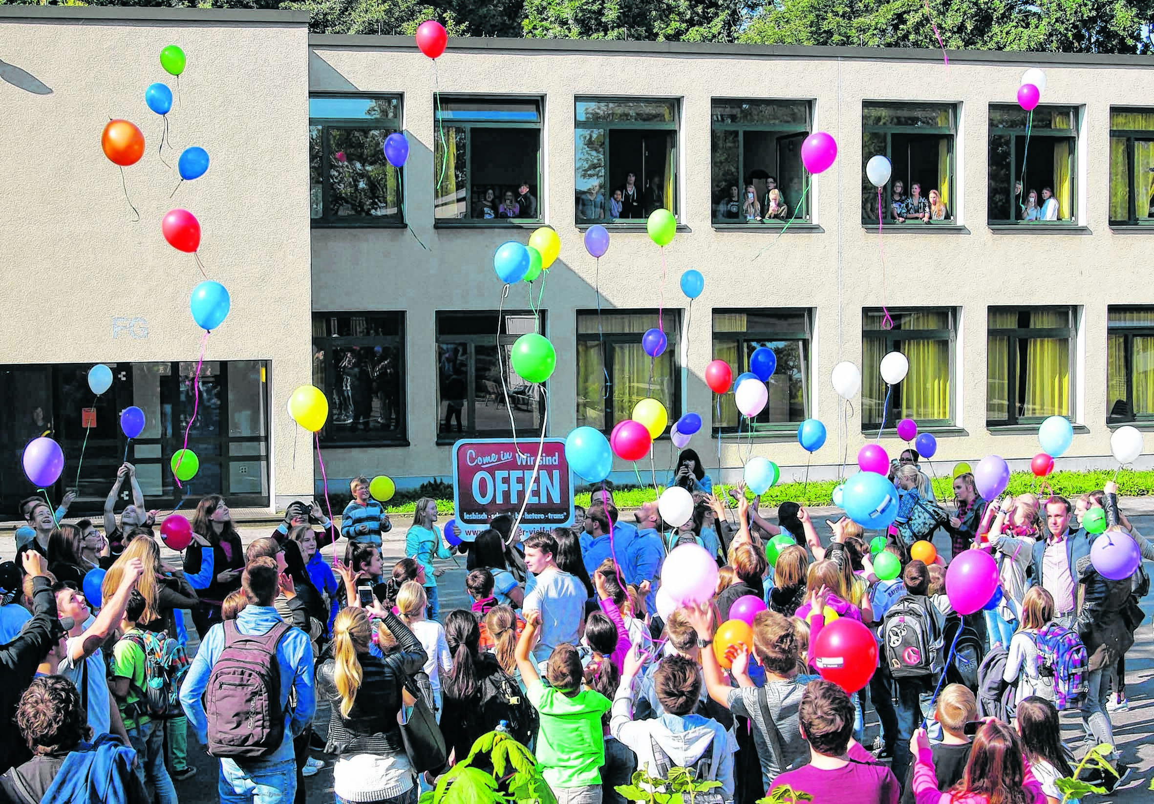 „High in the sky“ hat die Schülervertretung die Luftballonaktion auf dem Schulhof betitelt, mit der das Vorhaben „ohne Homophobie“ besiegelt wurde. Zuvor trug der Chor der Gesamschule Borbeck das berühmte „Wind of change“ vor.