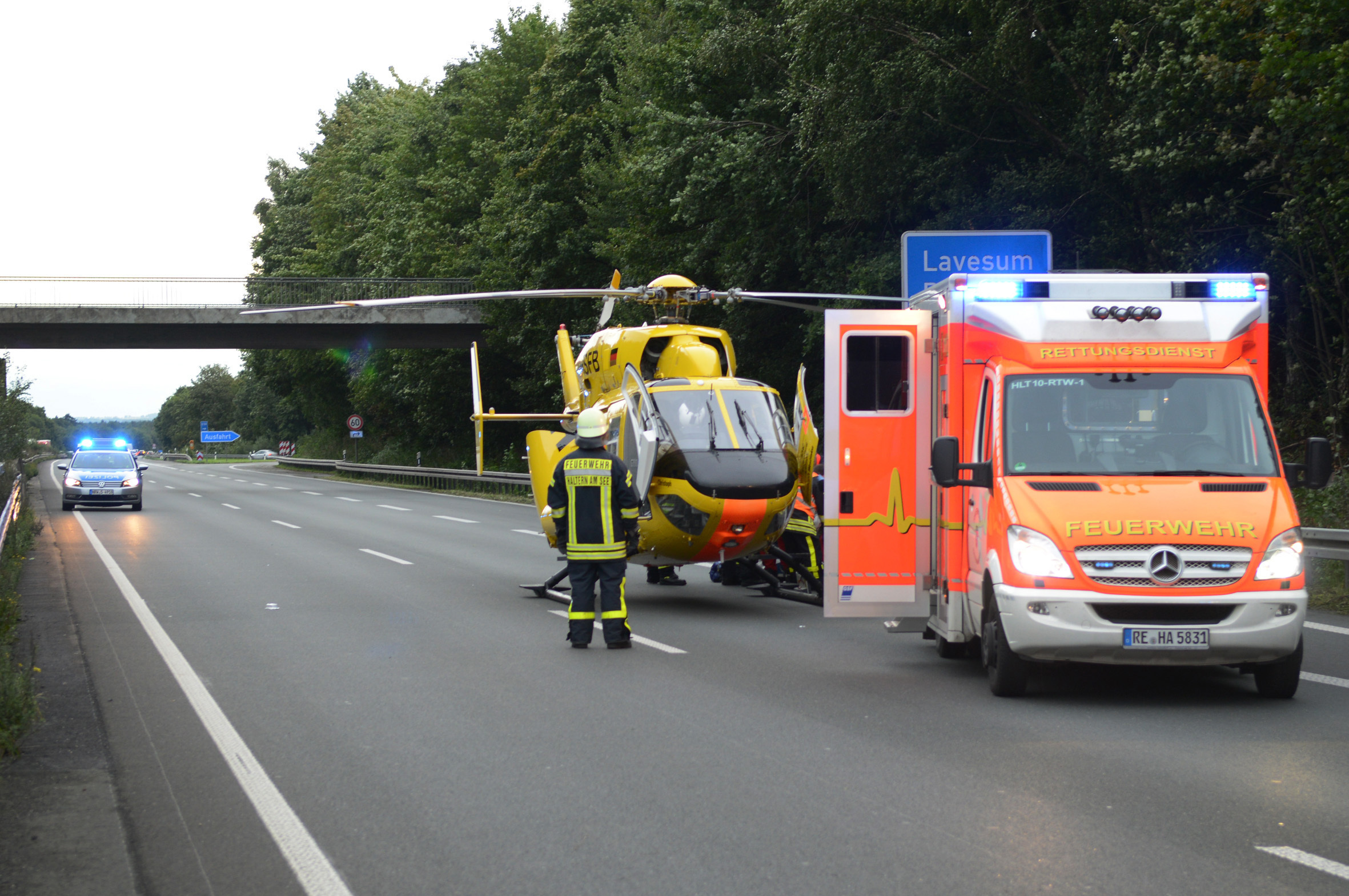 Der Fahrer musste von der Feuerwehr aus dem Wrack befreit und anschließend mit einem Rettungs-hubschrauber in ein Krankenhaus geflogen werden.