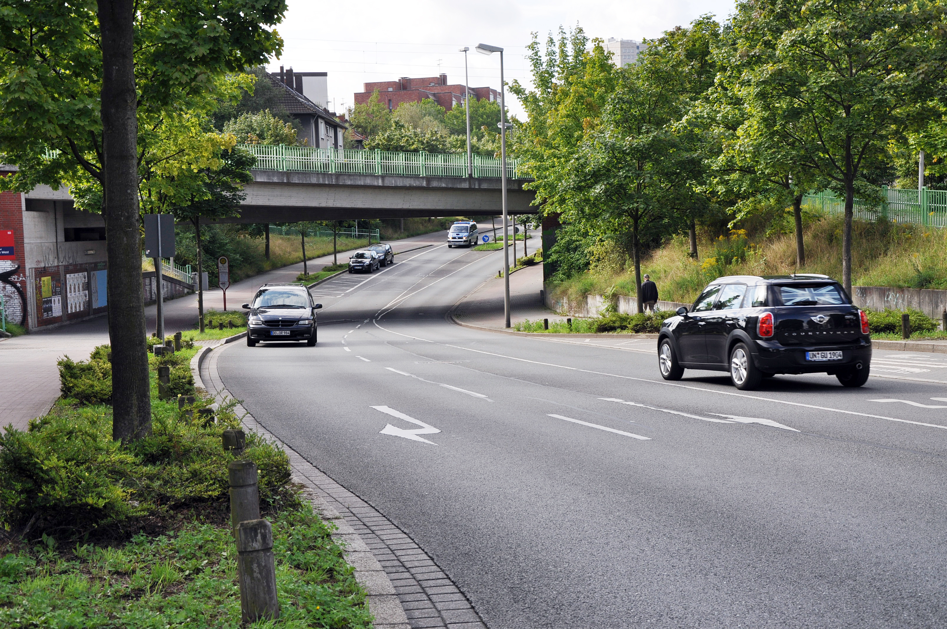 Nur der mittlere Abschnitt der Semerteichstraße westlich der Kreishandwerkerschaft unter der S-Bahn-Strecke her ist bis dato gut ausgebaut. Nun soll die Nord-Süd-Entlastungsstraße von der B 1 bis zur Halleschen Straße komplettiert werden.
