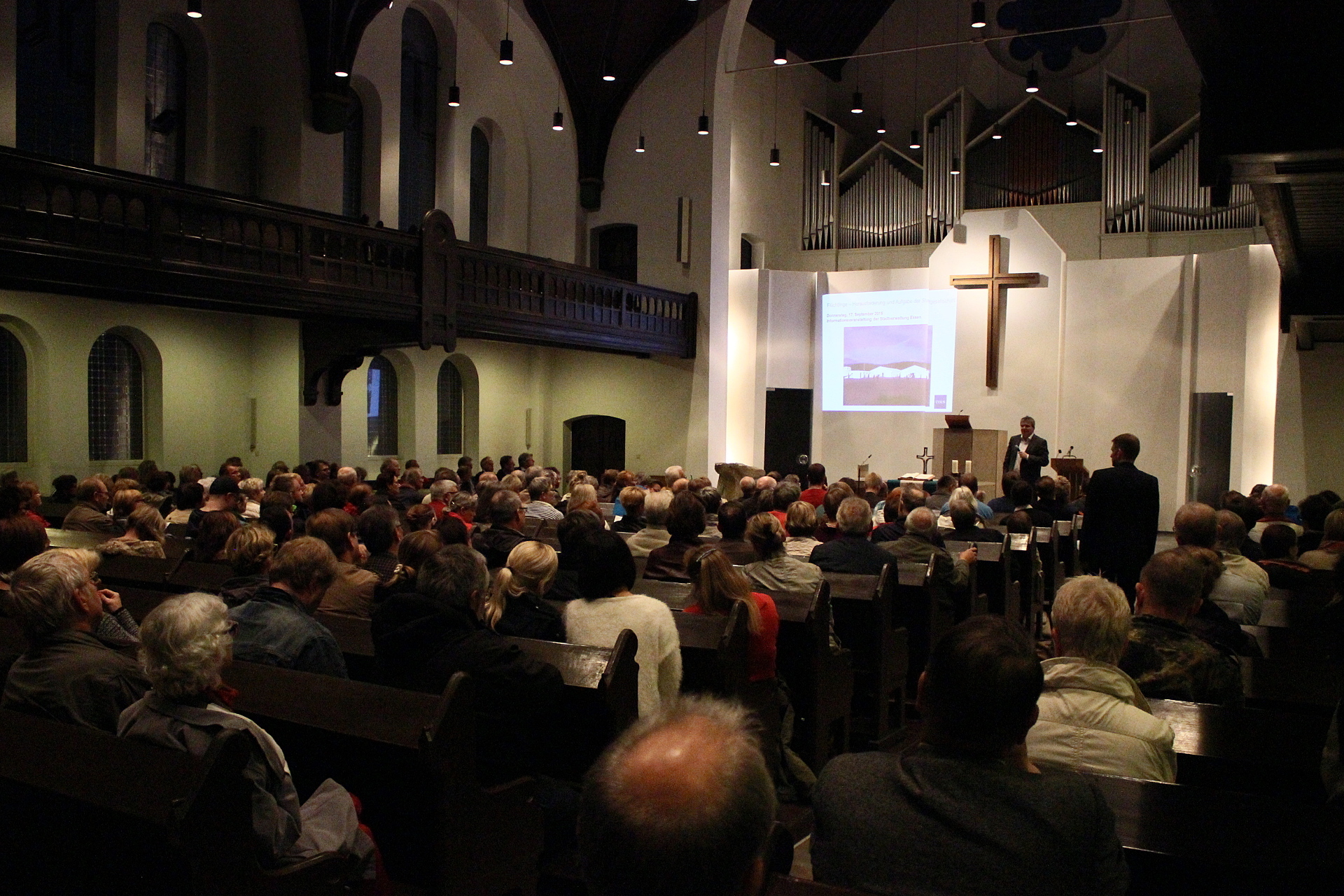 Gut besuchte Predigt: Peter Renzel informierte Anwohner und Interessierte über den Standort Bonifaciusstraße. Foto: Müller