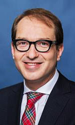 Bundesverkehrsminister Alexander Dobrindt (CSU) sorgt gut für die 3000 Bürger in seinem bayrischen Wahlkreis.