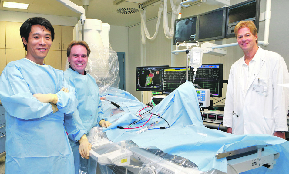 Der chinesische Austauscharzt Dr. Yuan Zhang (l.) begleitet und unterstützt seine deutschen Kollegen bei ihrer Arbeit im Herzkatheter-Labor: Prof. Dr. Martin Bergbauer, Chefarzt der Kardiologischen Klinik am Marien-Hospital Witten (r.), und Dr. Andreas Pflaumbaum, Leitender Oberarzt der Kardiologischen Klinik.