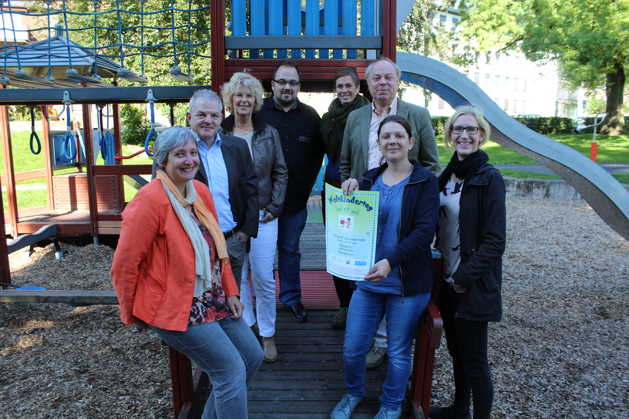 Petra Heinig (Fachbereich Kinder, Jugend und Familie), Volker Hülsmann (Fachbereichsleiter Kinder, Jugend und Familie), Christel Tophoff (UNICEF AG Recklinghausen), Björn Clement (KiTa Uferfrösche, AWO), Nina Wilk (Bauspielfarm Recklinghausen), Erster Beigeordneter Georg Möllers, Denise Anton (Deutscher Kinderschutzbund) und Melanie Glumm (Evangelisches Familienzentrum Hohenzollernstraße) stellten das Programm zum Weltkindertag vor. Foto: Stadt RE
