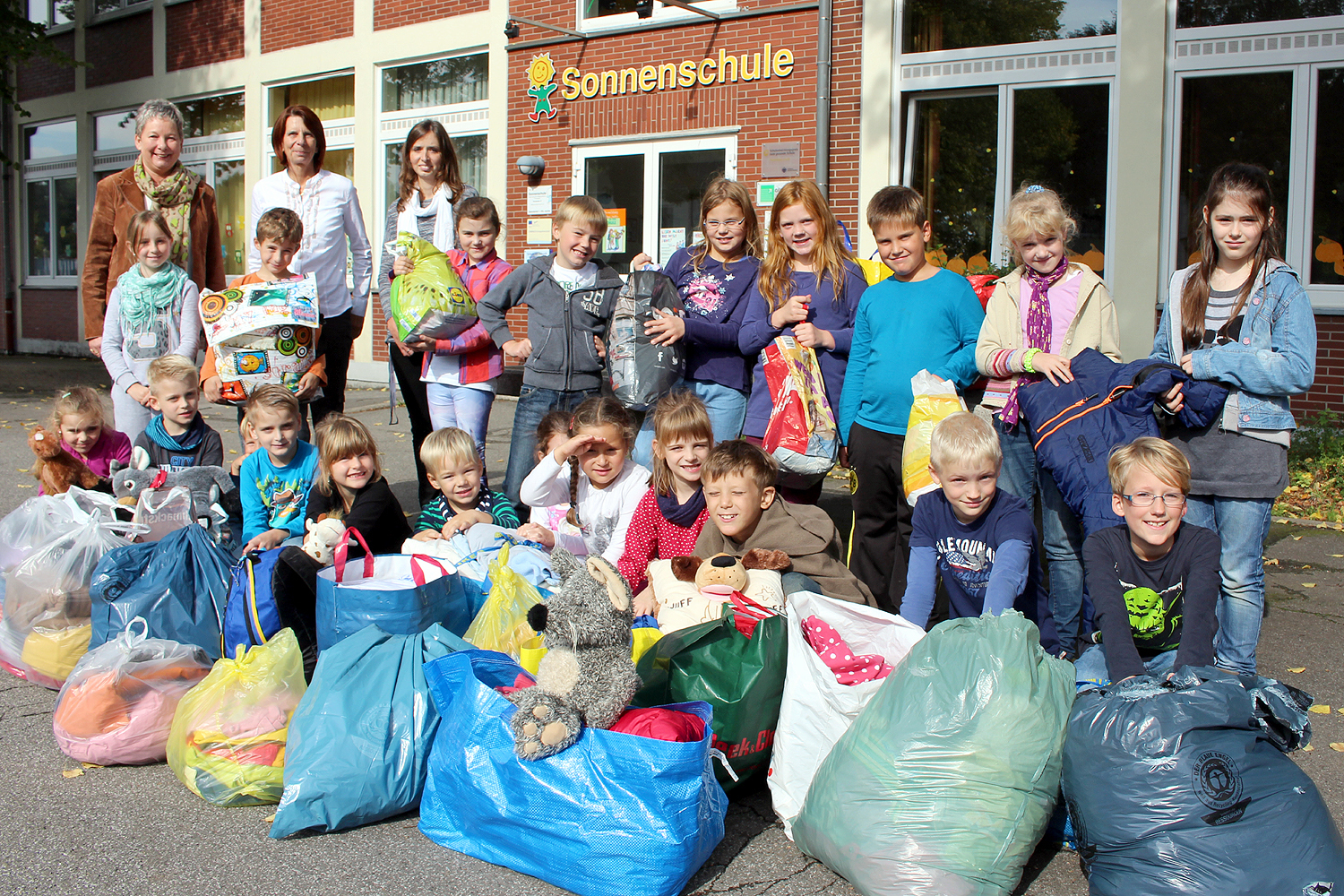 Schulleiterin Marita Eckmann, Konrektorin Tanja Pfützner und Lehrerin Jasmin Kötterheinrich (von oben links)