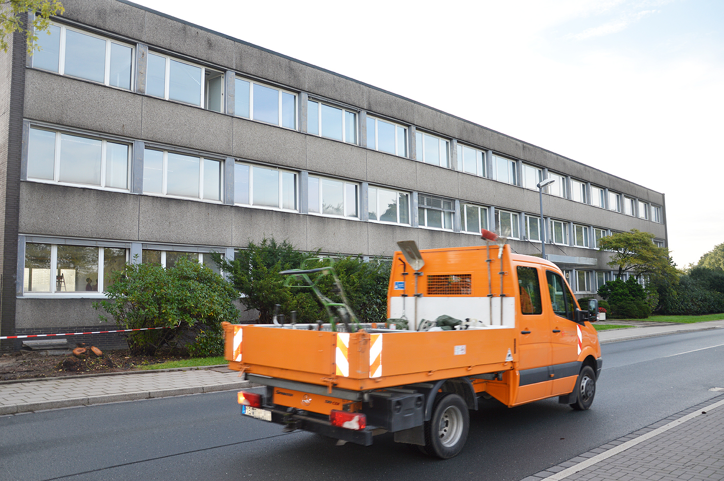 Im alten Verwaltungsgebäude der Technischen Betriebe Velbert am Lindenkamp wird kurzfristig eine Erstaufnahmeeinrichtung für Flüchtlinge des Landes NRW eingerichtet.