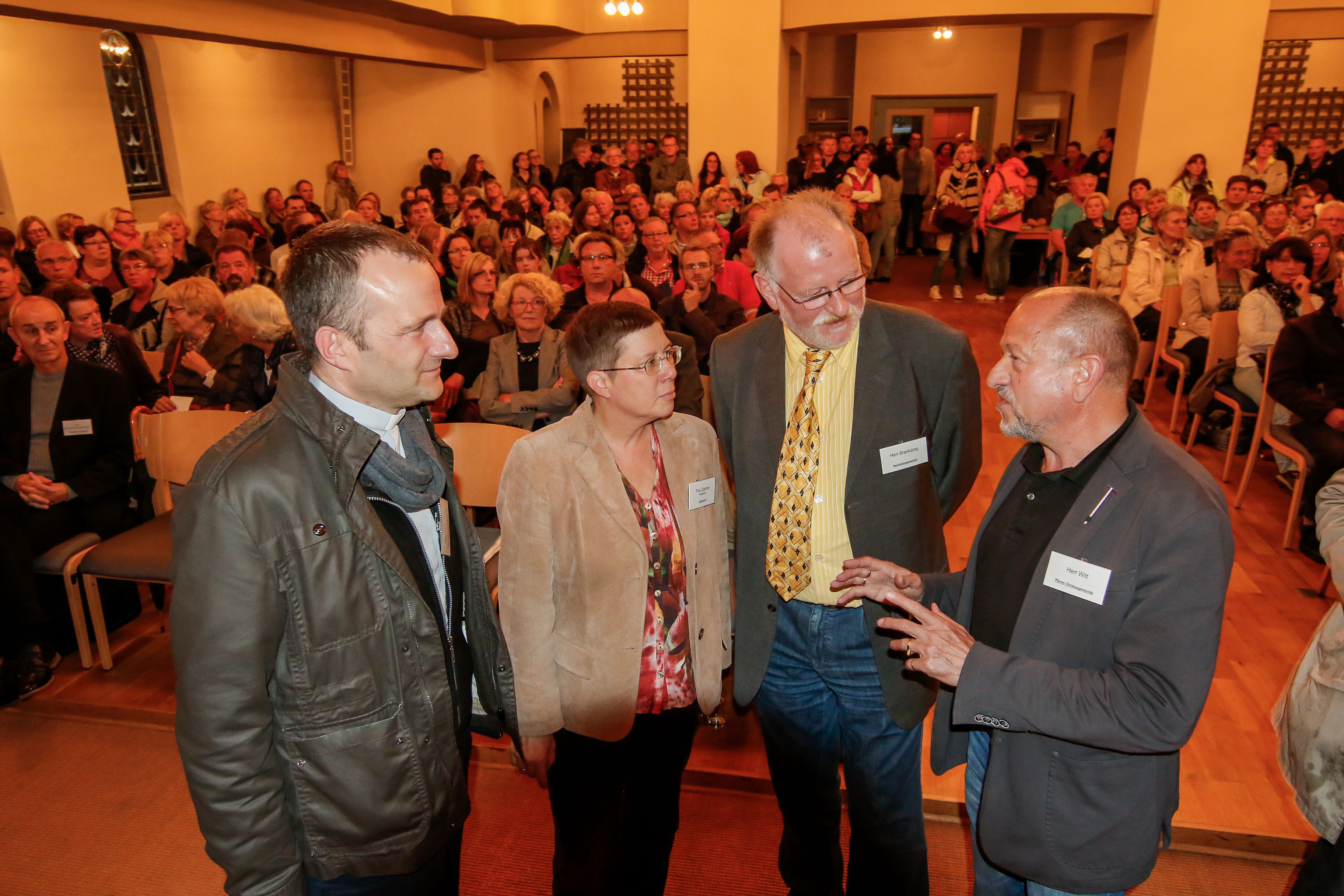Für die praktische Umsetzung der „Willkommenskultur“ warben bei der Bürgerinformation in Bövinghausen (v.l.) der kath. Pfarrer Guido Hoernchen, Sozialdezernentin Birgit Zoerner, Bezirksbürgermeister Heiko Brankamp und Pfarrer Hans Otto Witt von der ev. Christus-Gemeinde.