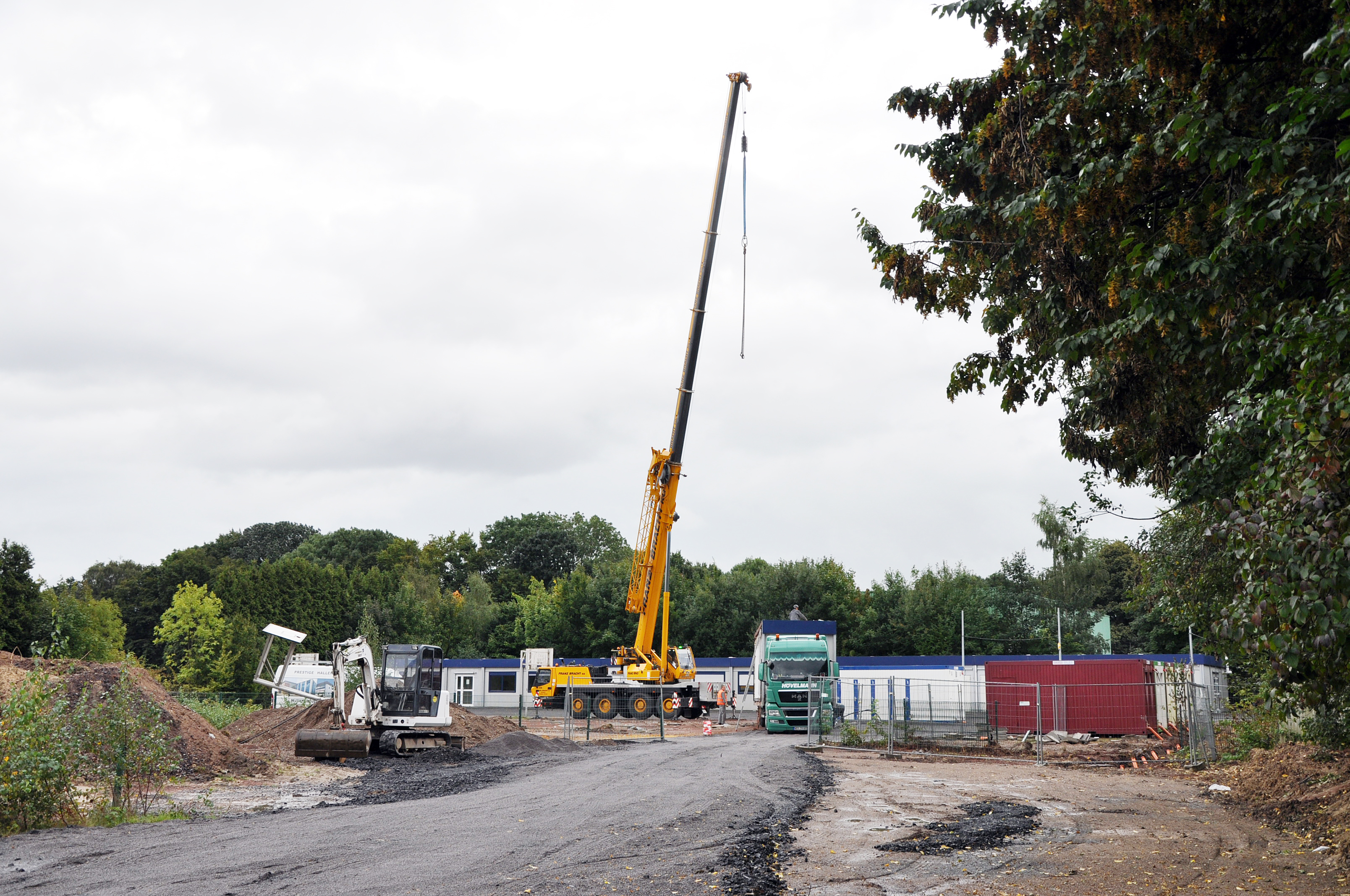 Selbst am Donnerstagabend wurde auf der Baustelle des Brackeler Flüchtlingsdorfes am Ende der Haferfeldstraße noch gearbeitet, damit in Bälde die ersten Flüchtlinge einziehen können.