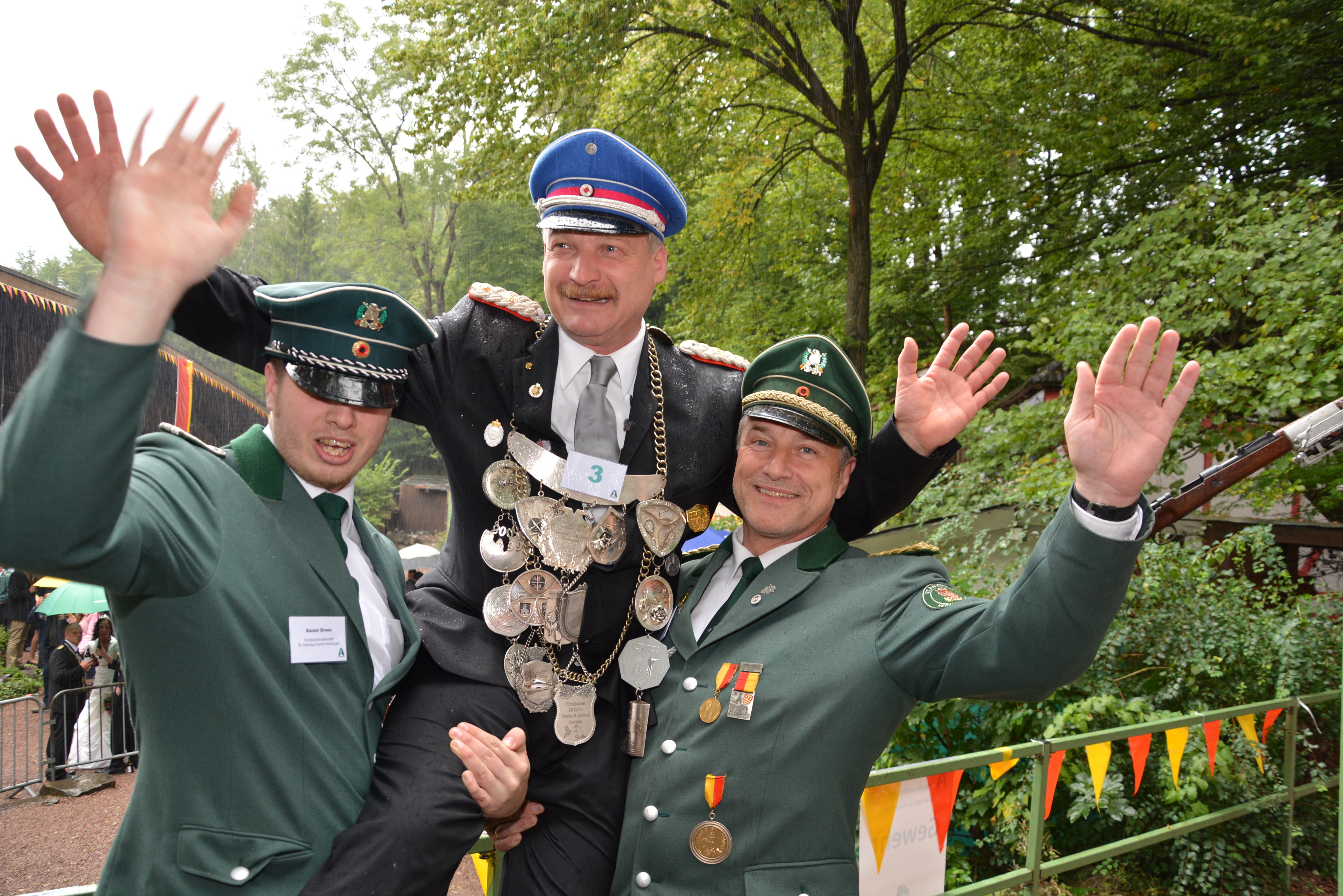 Große Freude auf der Herdringer Freilichtbühne: Werner Kosik ist Arnsbergs erste Stadtschützenkönig! Fotos: Albrecht