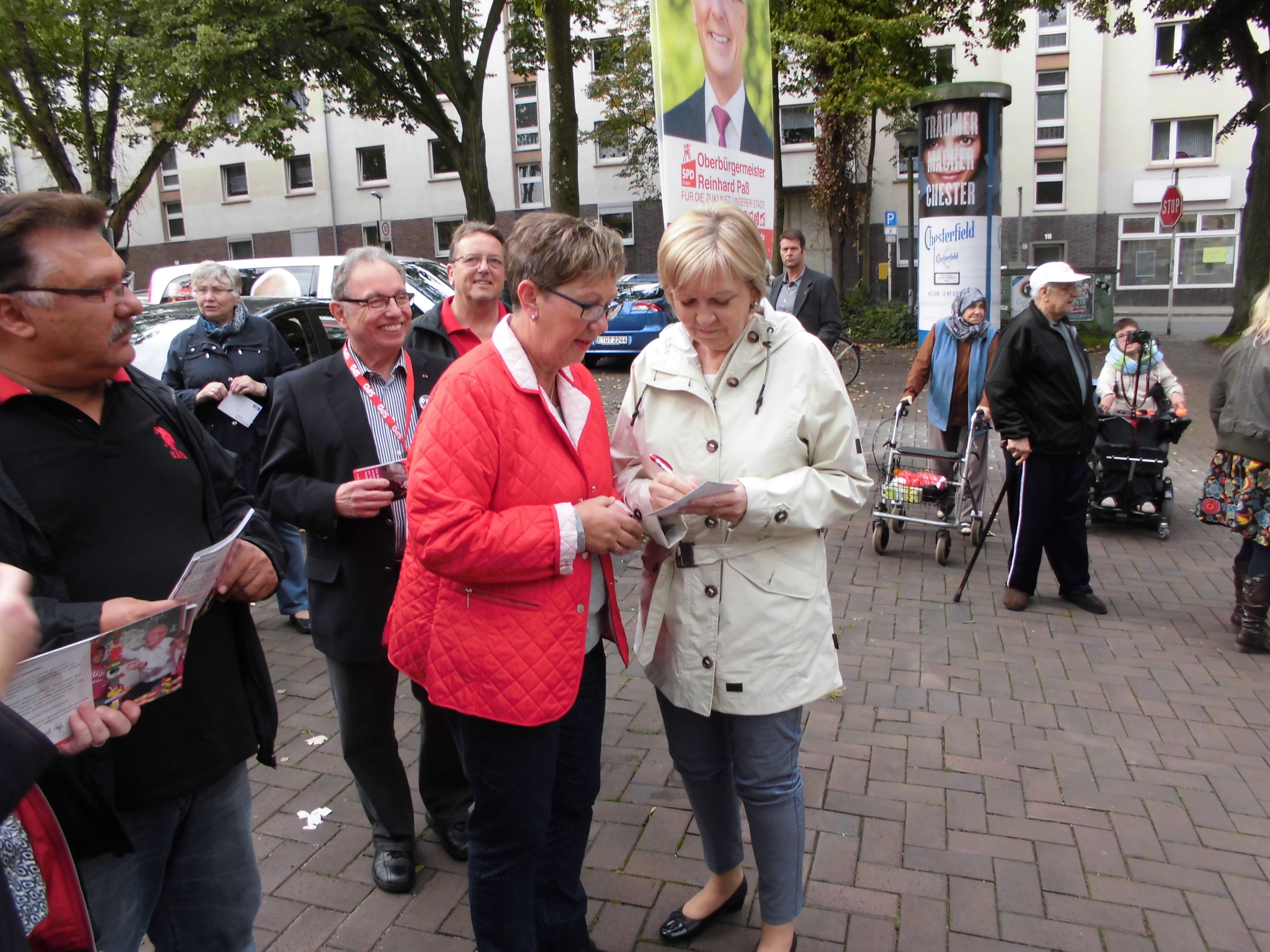 Hannelore Kraft gibt Autogramme