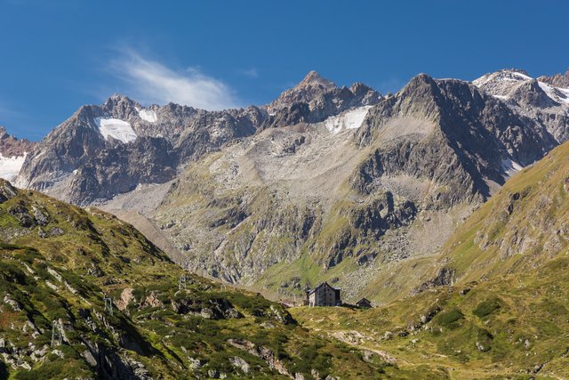 Beim Heranzoomen sieht man die Franz-Senn-Hütte schon besser.