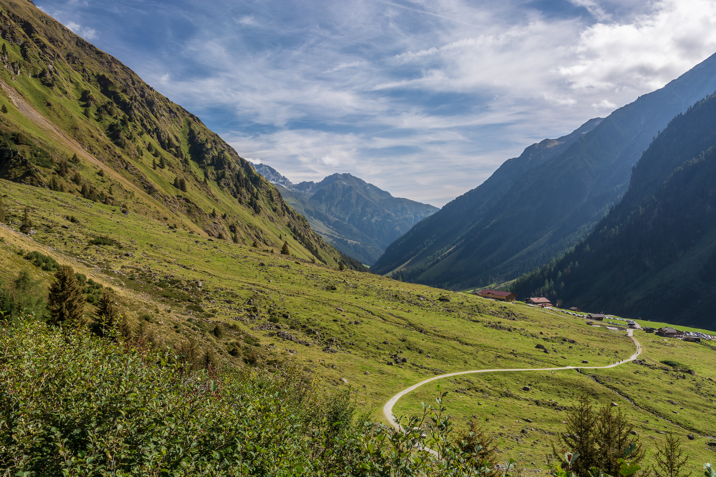 Die Wanderung beginnt auf dem Parkplatz der Oberbergalm (rechts am Bildrand)