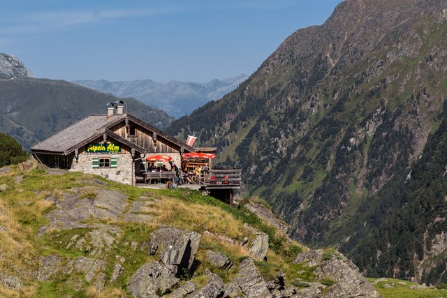 Auf dem Weg nach oben kommt man auch an der Alpein Almhütte vorbei.