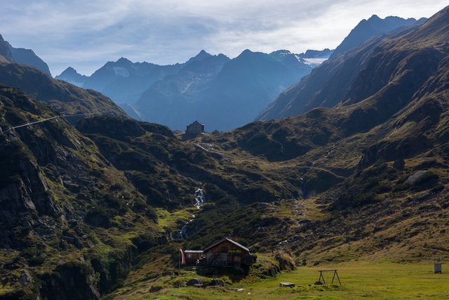 Die späte Nachmittagssonne erzeugt im Oberbergtal ein andere Stimmung. Links erkennt man die Seile der Materialseilbahn, mit der die Franz-Senn-Hütte versorgt wird.