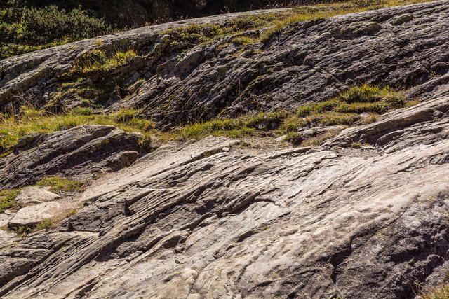 Schliffspuren von Gletschern, die früher viel weiter hinunter ins Tal gereicht haben