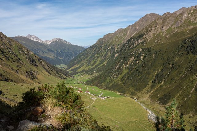 Zum Abschluss der Wanderung kommt wieder die Oberbergalm in Sicht.