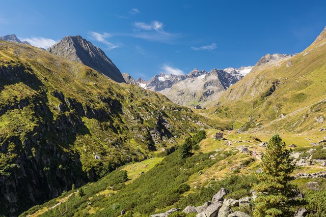 Blick in Richtung Ende des Oberbergtales. Wer genau hinschaut, kann die Franz-Senn-Hütte schon erkennen.