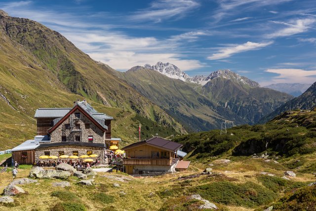 Blick über die Franz-Senn-Hütte hinweg zum Talausgang