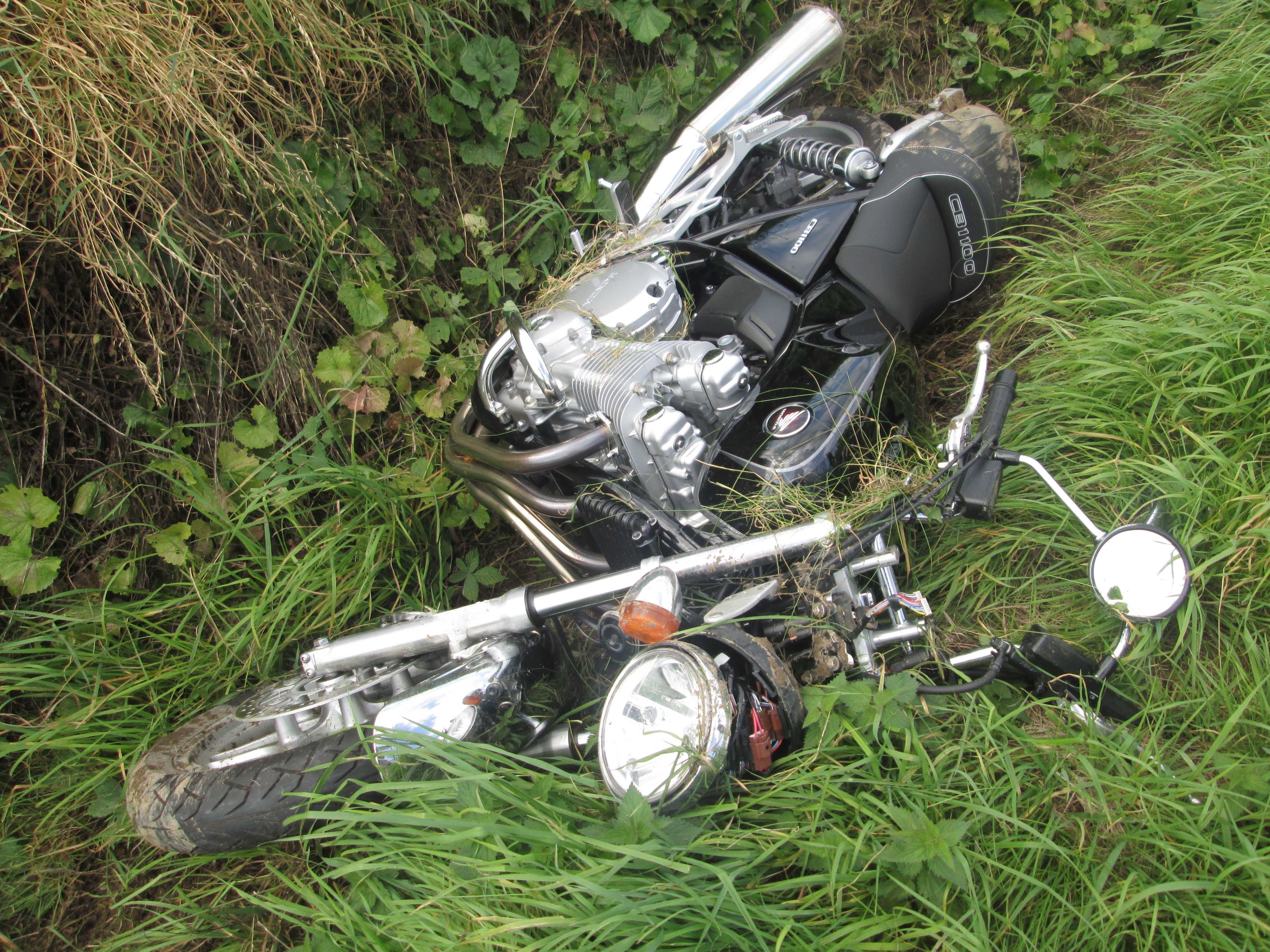 Beim Sturz in den Graben verletzte sich der Motorradfahrer. Die Polizei sucht nach Zeugen, die den Unfall bemerkt haben könnten. Foto: Polizei