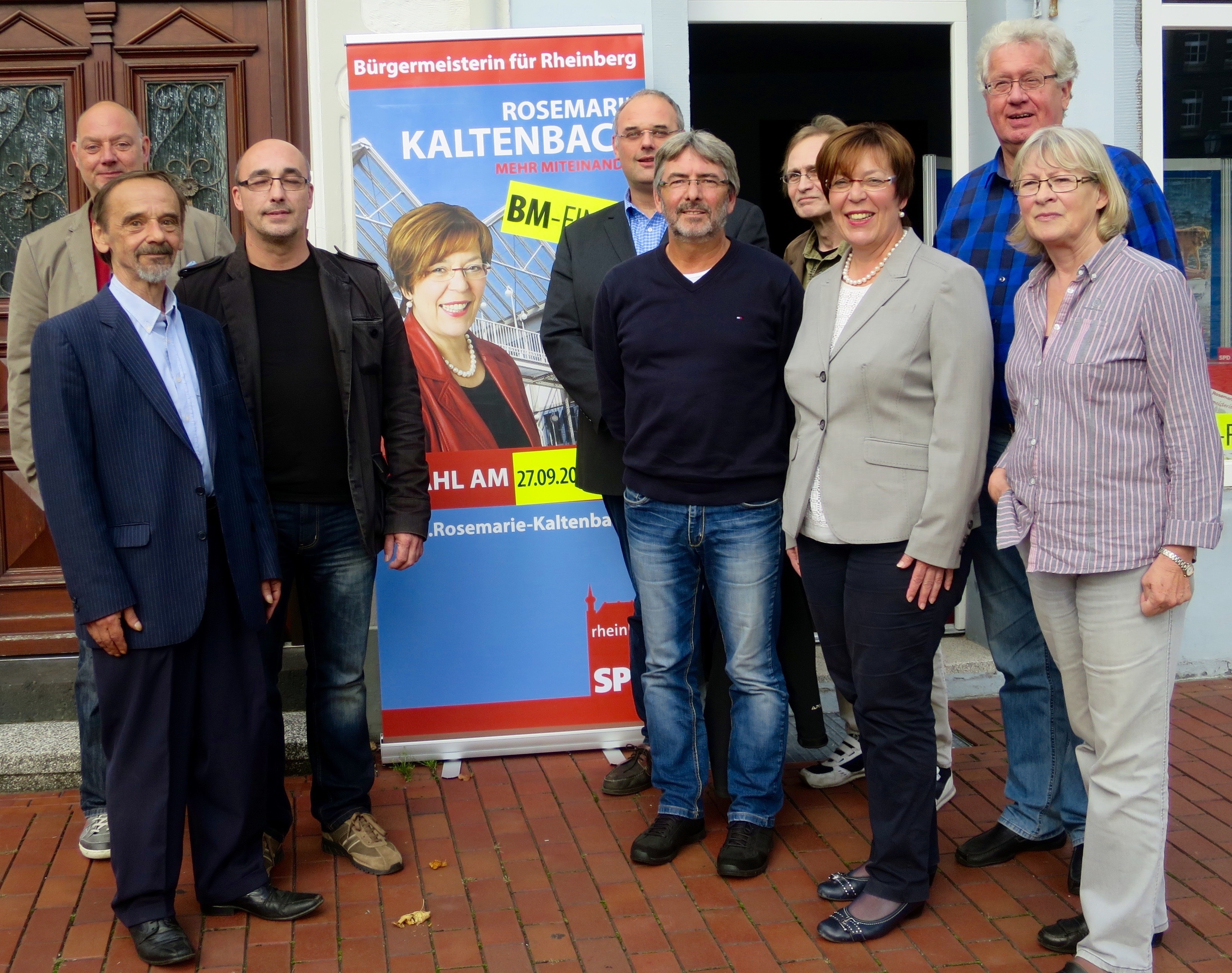 Rosi muss es werden! Vertreter des großen parteiübergreifenden Bündnisses in Rheinberg fordern ihre Wähler auf, am 27. September für Rosemarie Kaltenbach (SPD) zu stimmen.