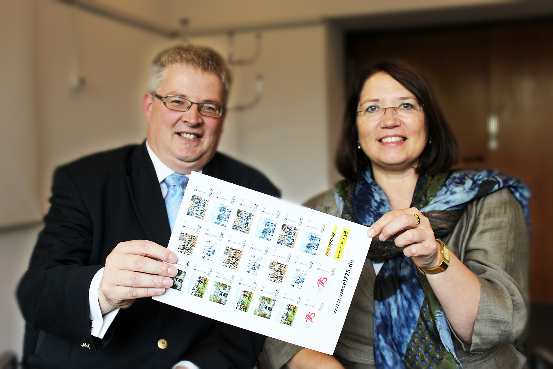 Ulrike Westkamp und Ingo Egerlandt zeigen die Erstauflage.