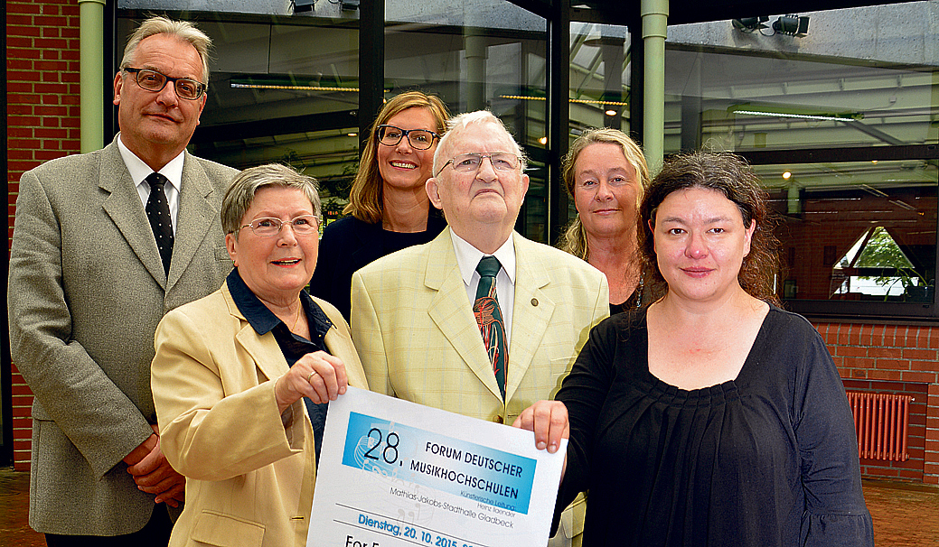 Das Programm 2015/16 des „Forum Deutscher Musikhochschulen“ stellte der Künstlerische Leiter Heinz Illaender (Mitte) und Gattin Ingeborg (2.v.l.) im Foyer der Stadthalle vor. Auf spannende Konzerte freuen sich mit ihnen (v.l.) Sparkassenvorstand Ludger Kreyerhoff, Nina Frense, erste Beigeordnete der Stadt sowie Gabriele Stegemann, Leiterin der Kulturamts und Musikreferentin Annette Becker.